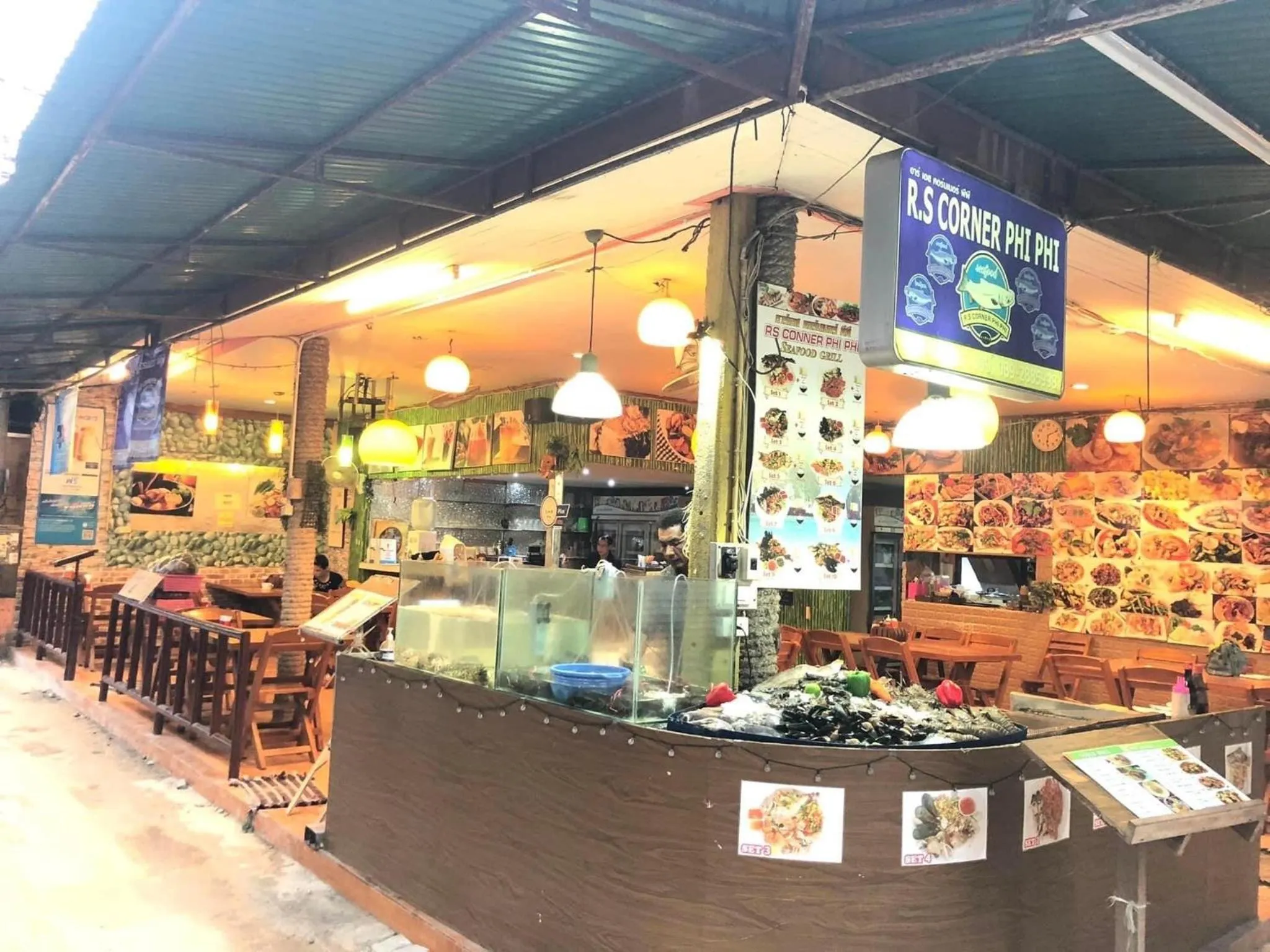 Restaurant/places to eat in Golden Bee PhiPhi