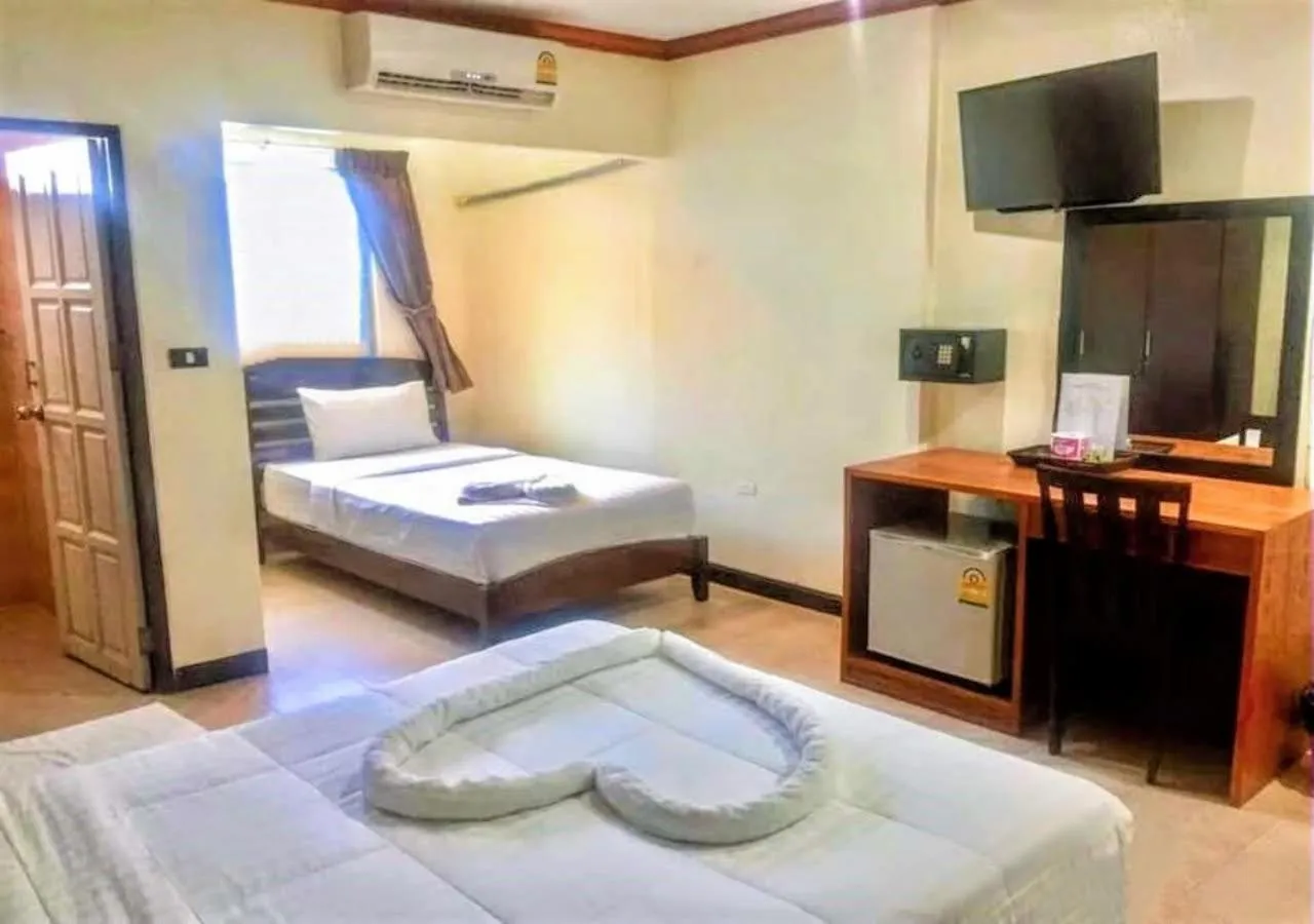 Photo of the whole room, Bed in Golden Bee PhiPhi