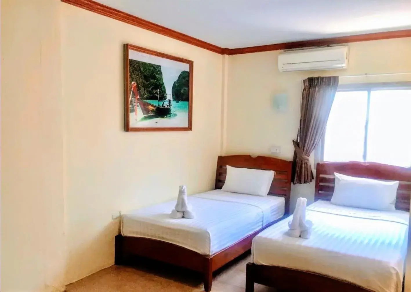 Bed in Golden Bee PhiPhi Bed in Golden Bee PhiPhi