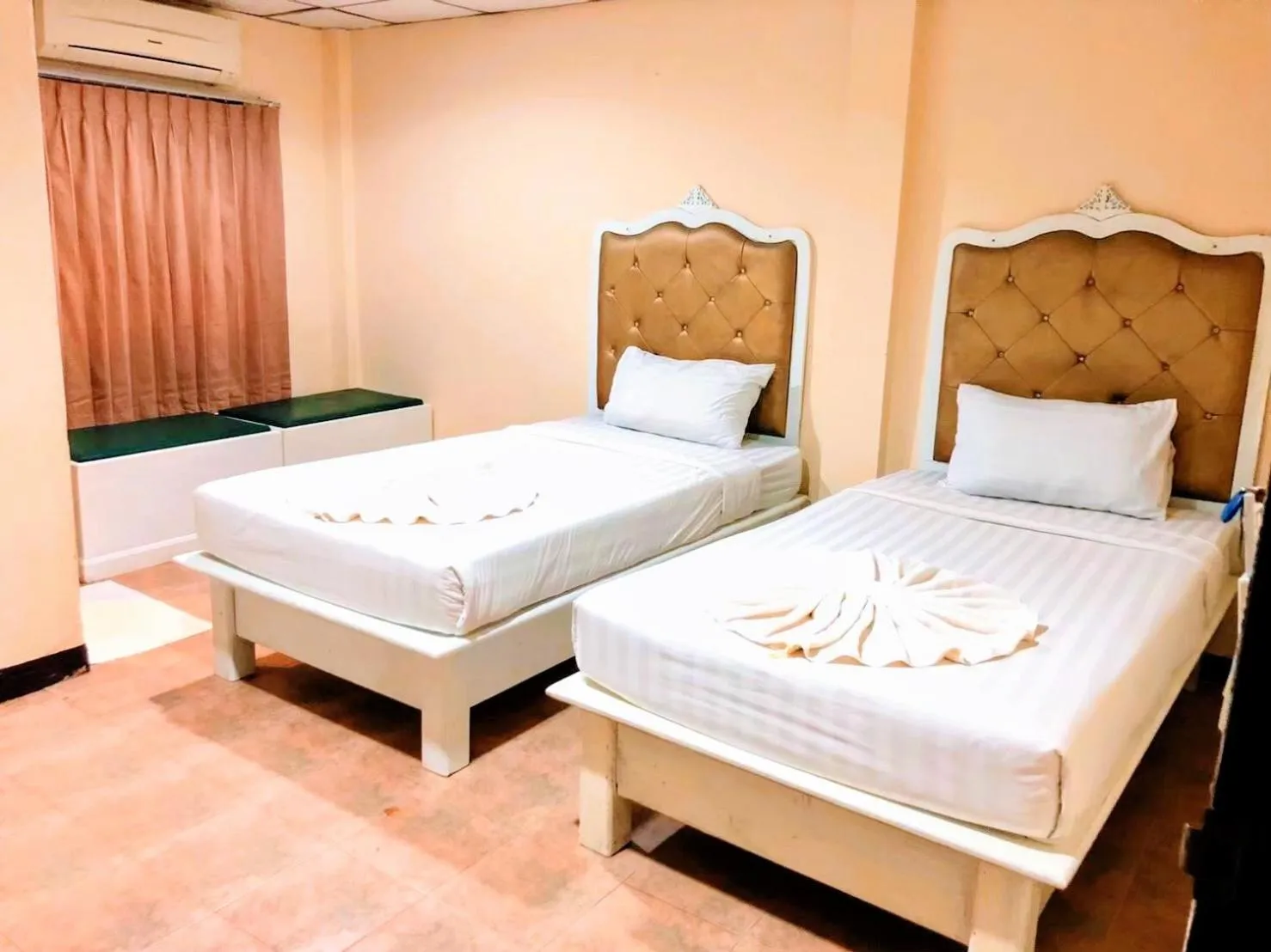 Photo of the whole room, Bed in Golden Bee PhiPhi