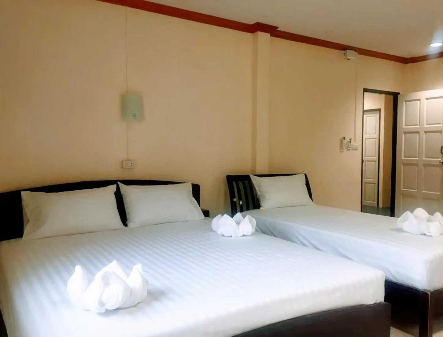 Photo of the whole room, Bed in Golden Bee PhiPhi