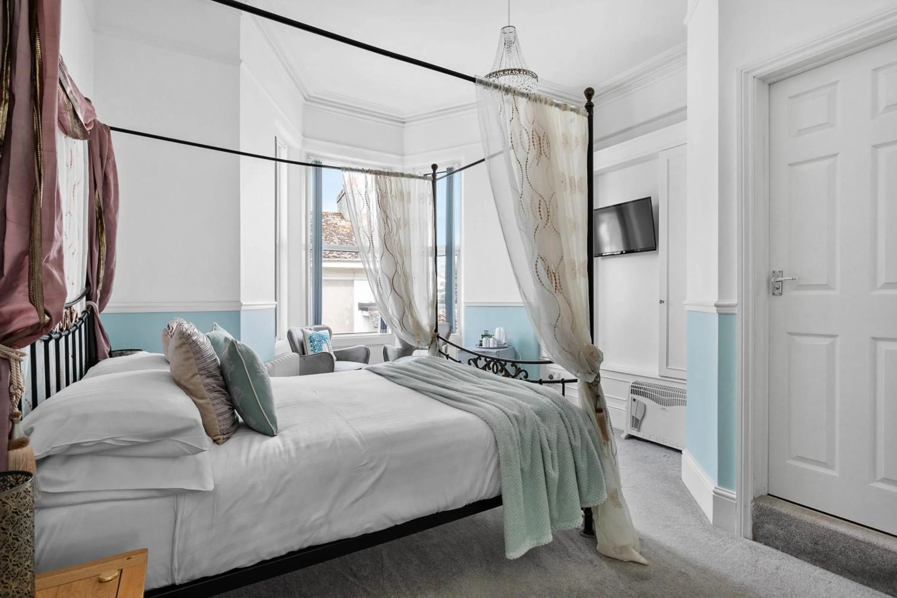Bedroom, Bed in The Cimon