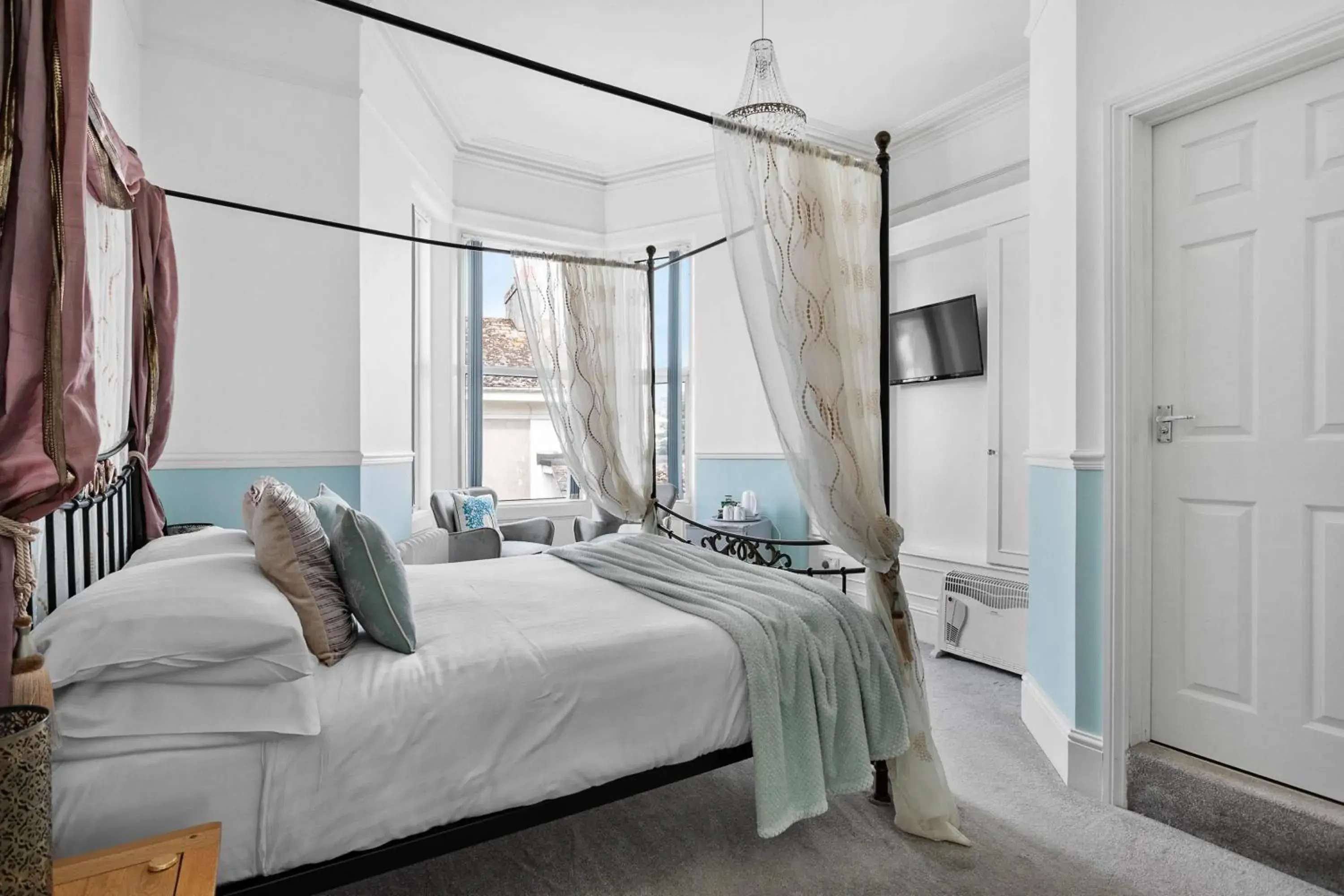Superior Double Room with Four Poster Bed in The Cimon Superior Double Room with Four Poster Bed in The Cimon