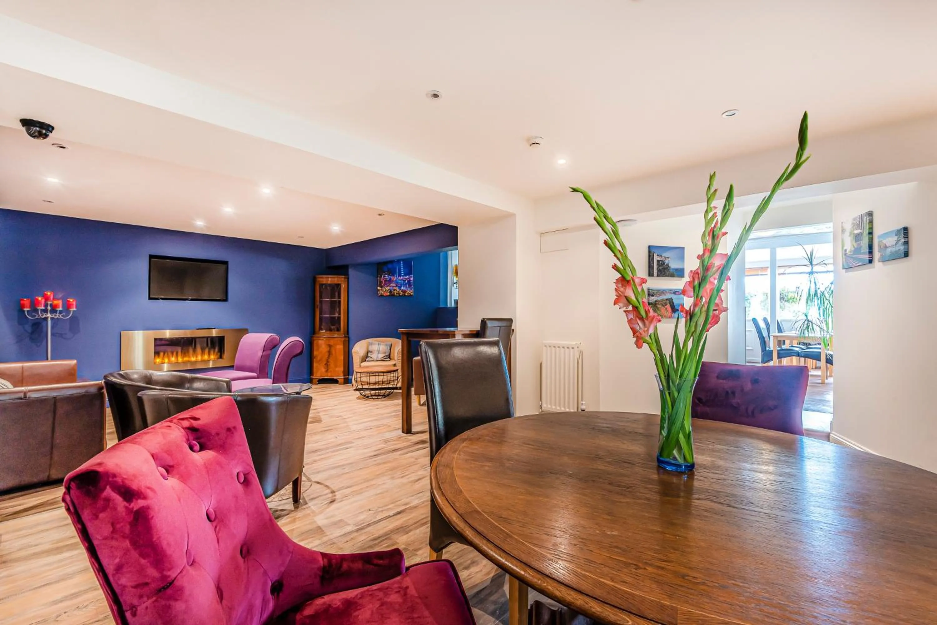 Lounge or bar in The Cimon