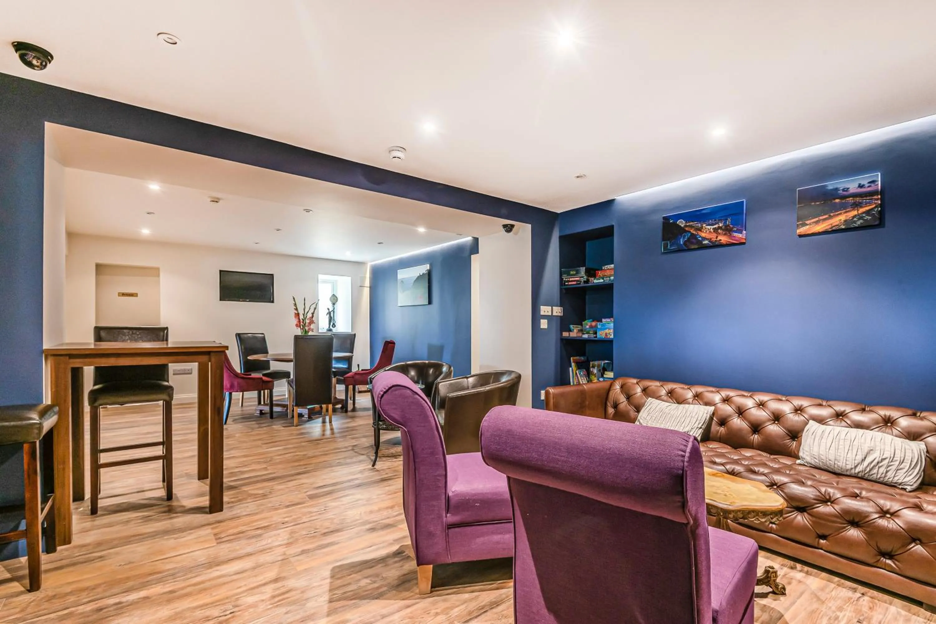Lounge or bar in The Cimon
