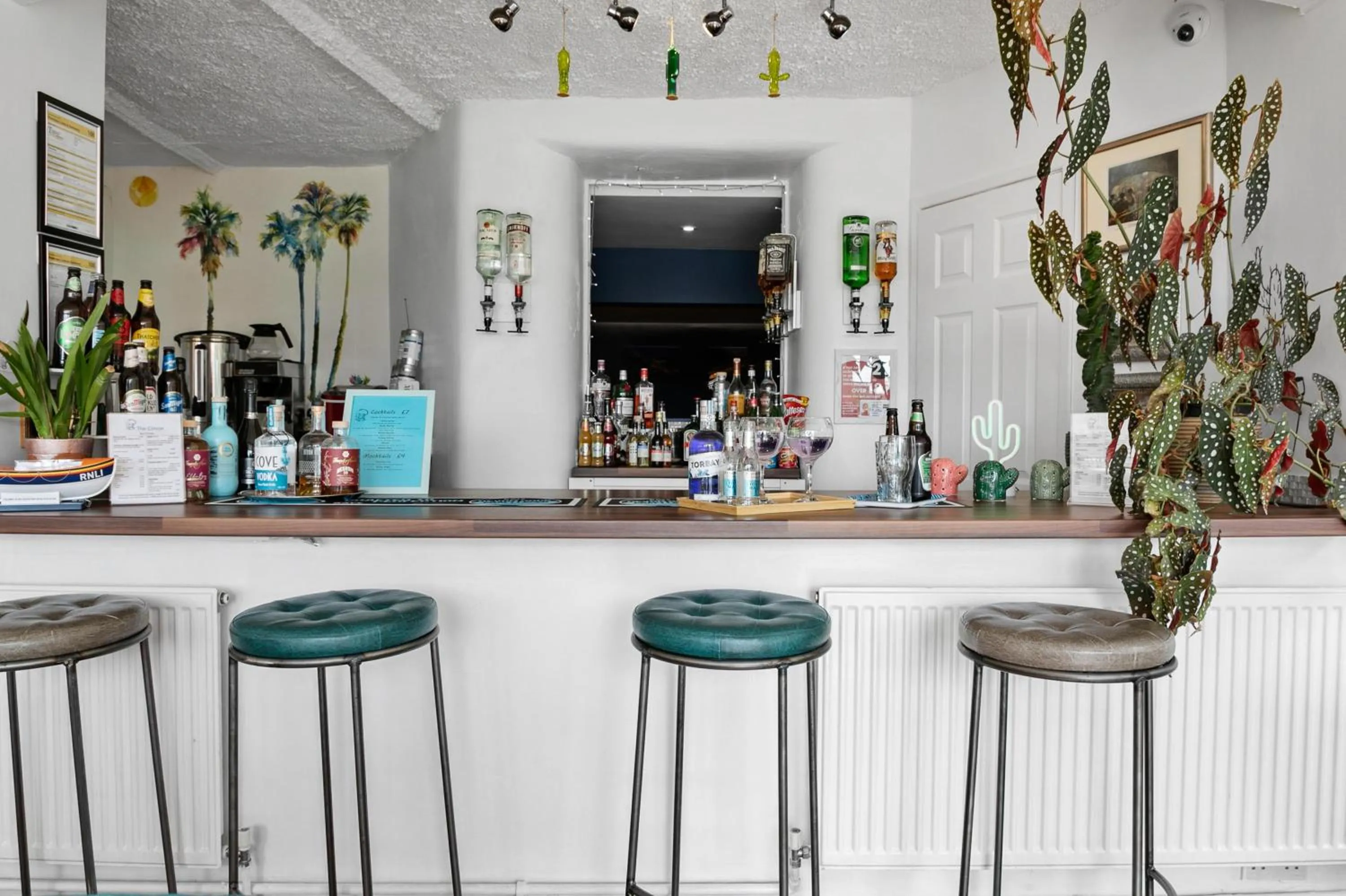 Lounge or bar in The Cimon