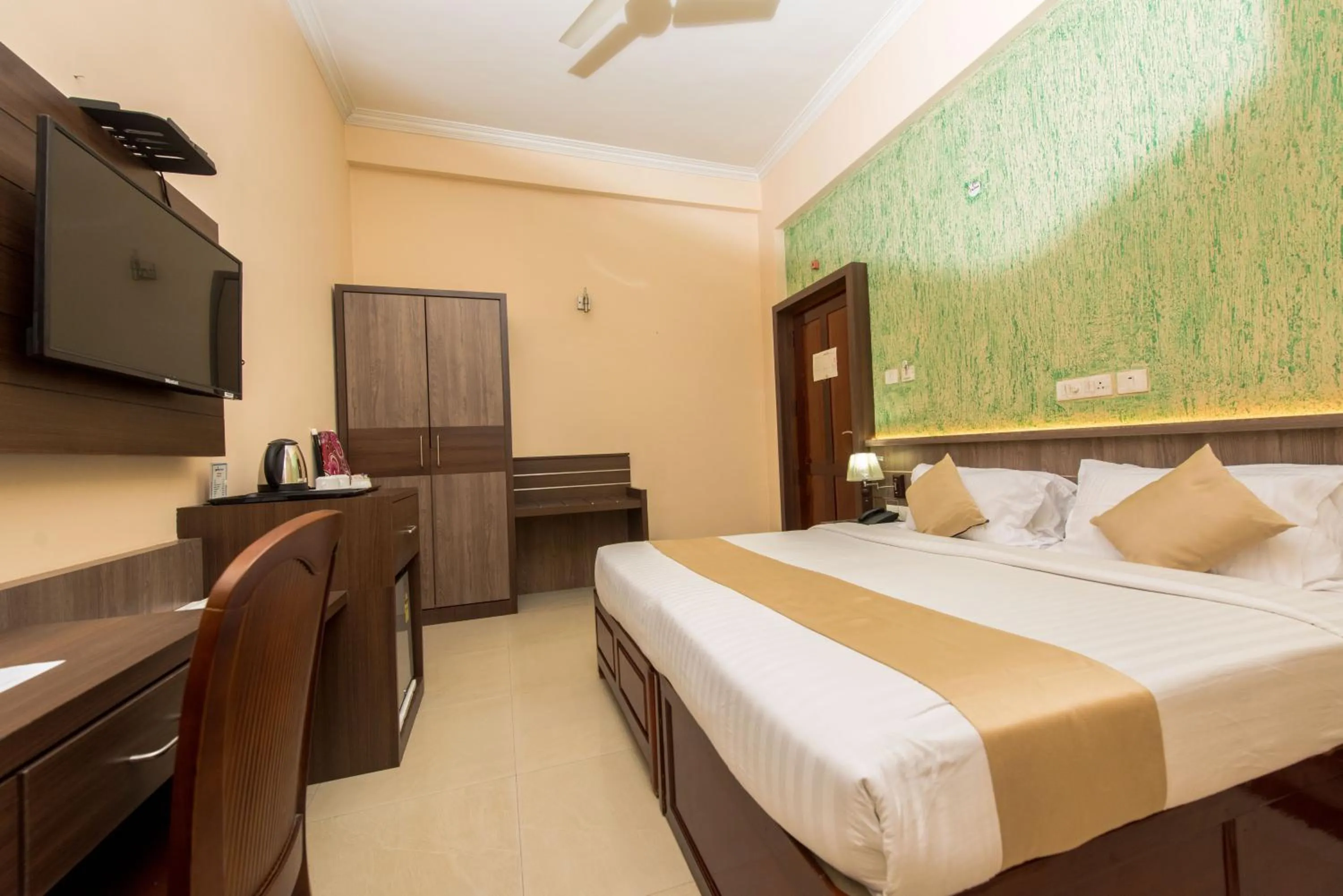 Bed in Kallada Golden Hotel