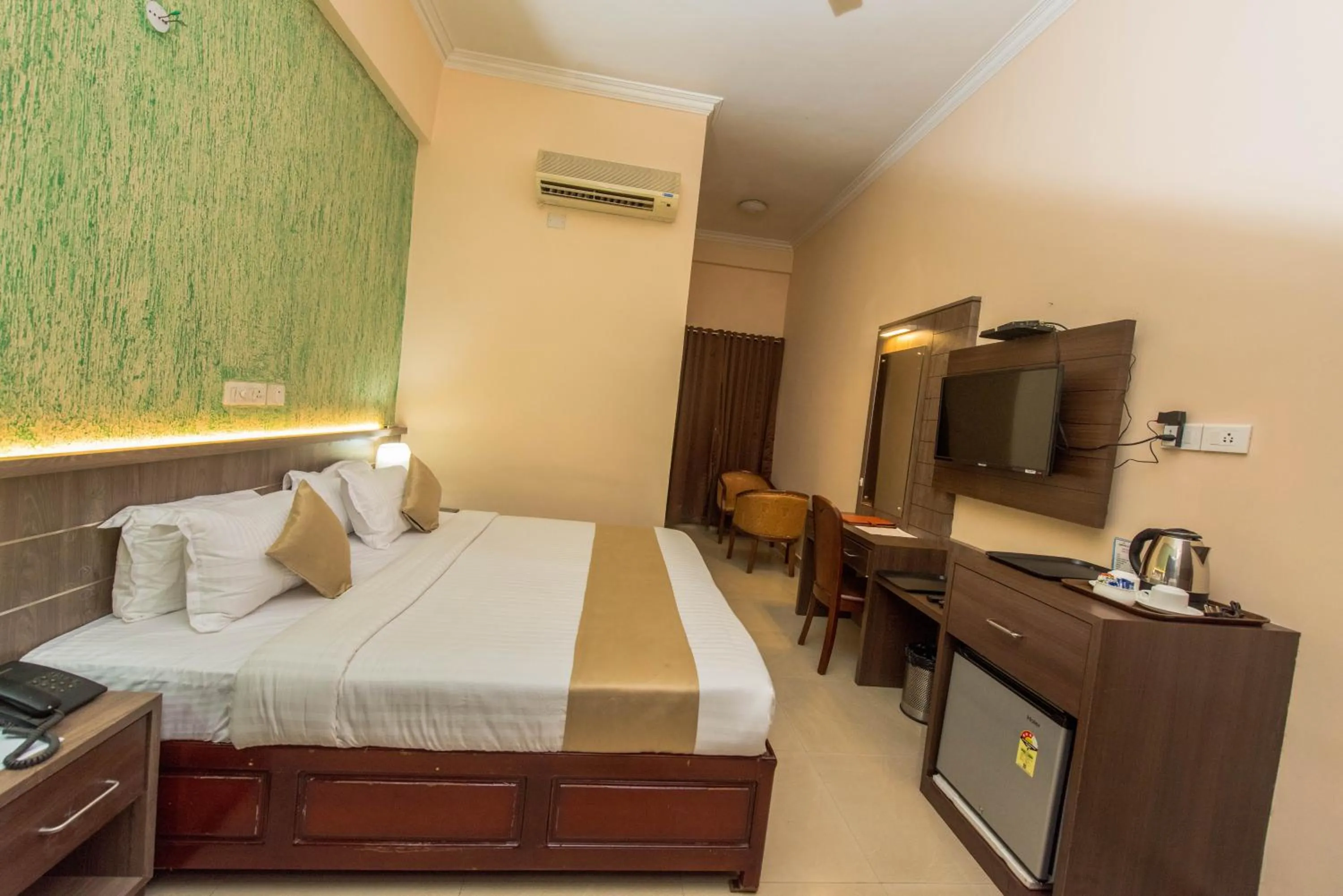 Bed in Kallada Golden Hotel