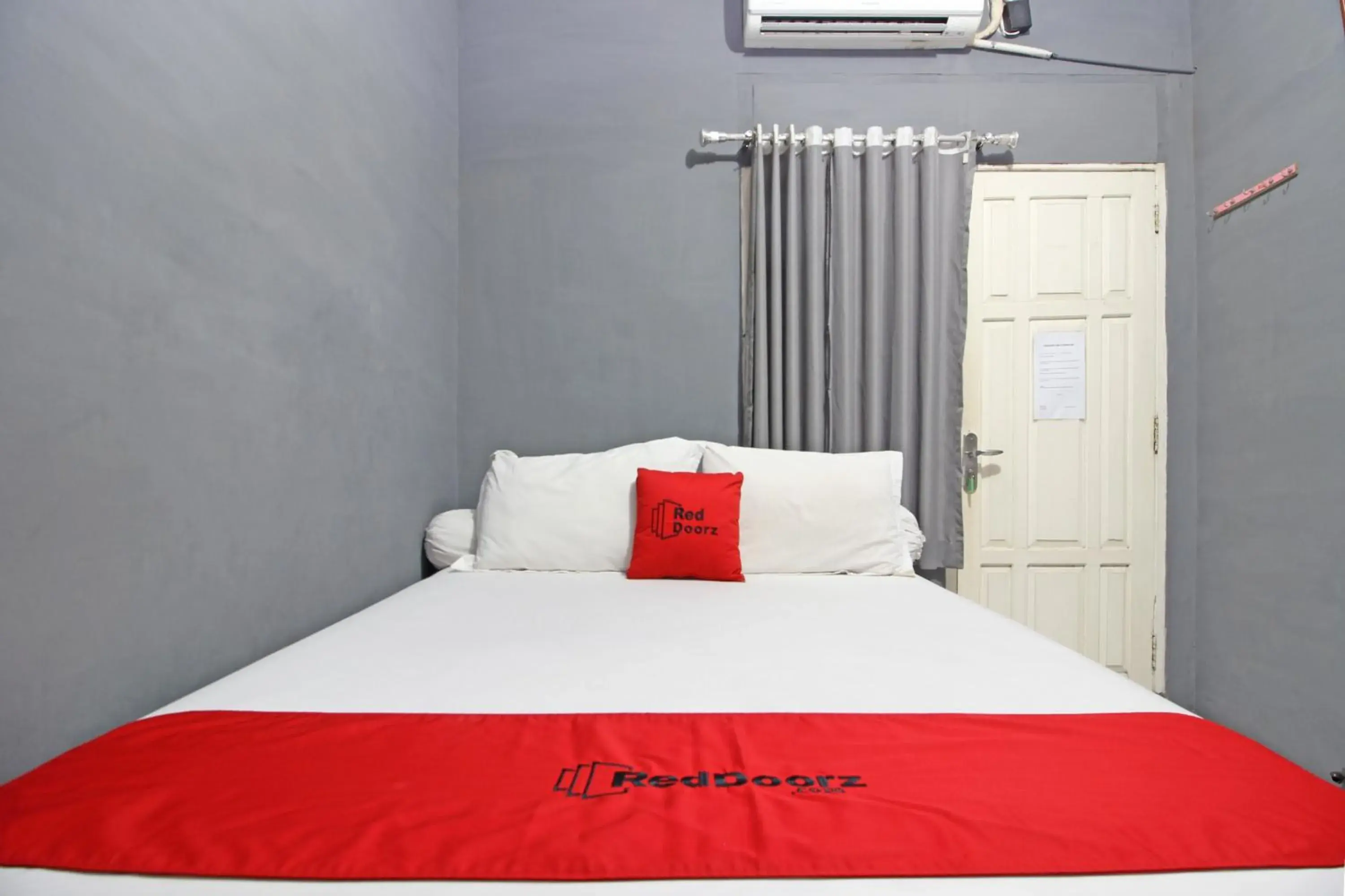 Bedroom, Bed in RedDoorz near Terminal Condong Catur Bedroom, Bed in RedDoorz near Terminal Condong Catur