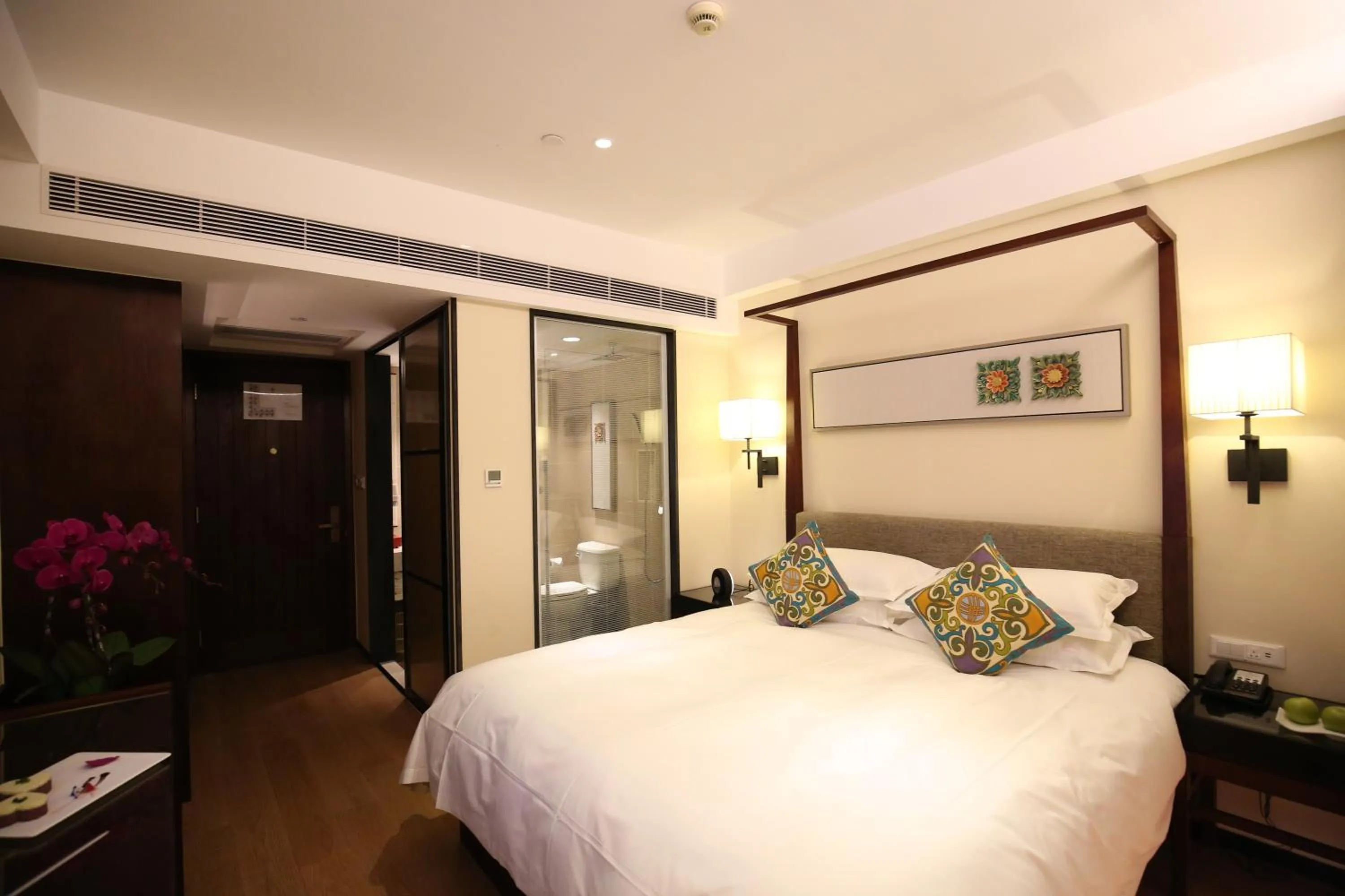 Photo of the whole room, Bed in SSAW Boutique Hotel Shanghai Yilin