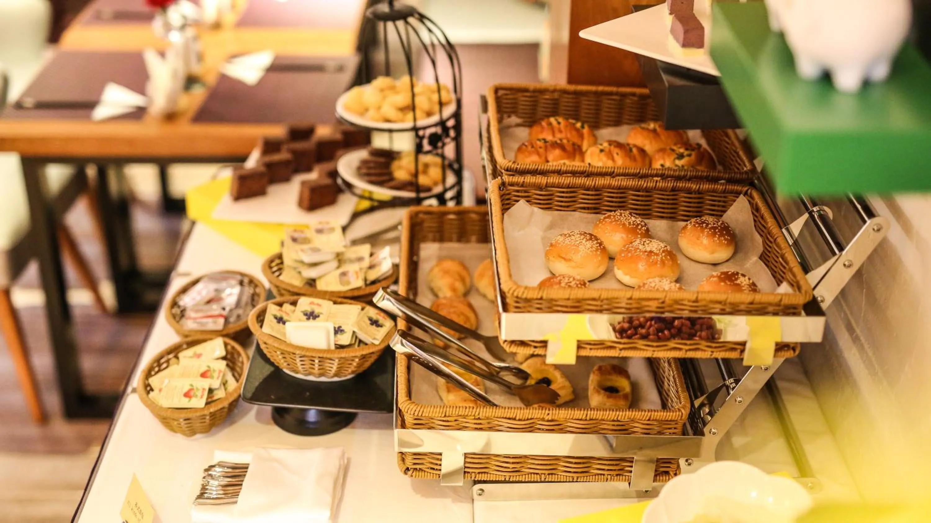 Restaurant/places to eat in SSAW Boutique Hotel Shanghai Yilin