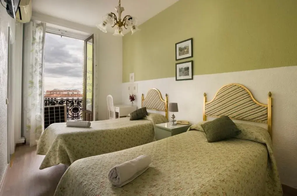 Twin Room in Hostal Valencia Madrid Twin Room in Hostal Valencia Madrid