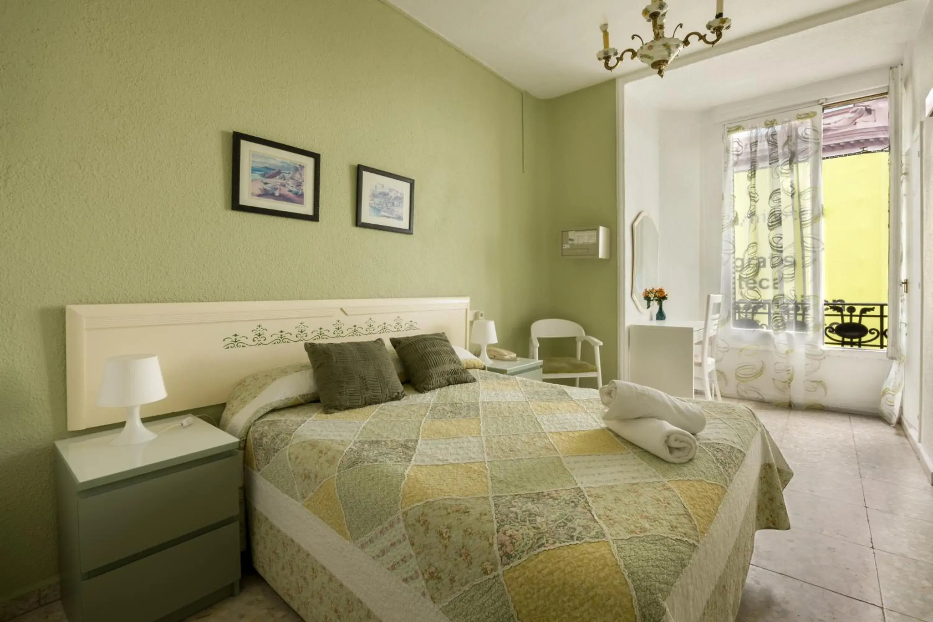 Double Room in Hostal Valencia Madrid Double Room in Hostal Valencia Madrid