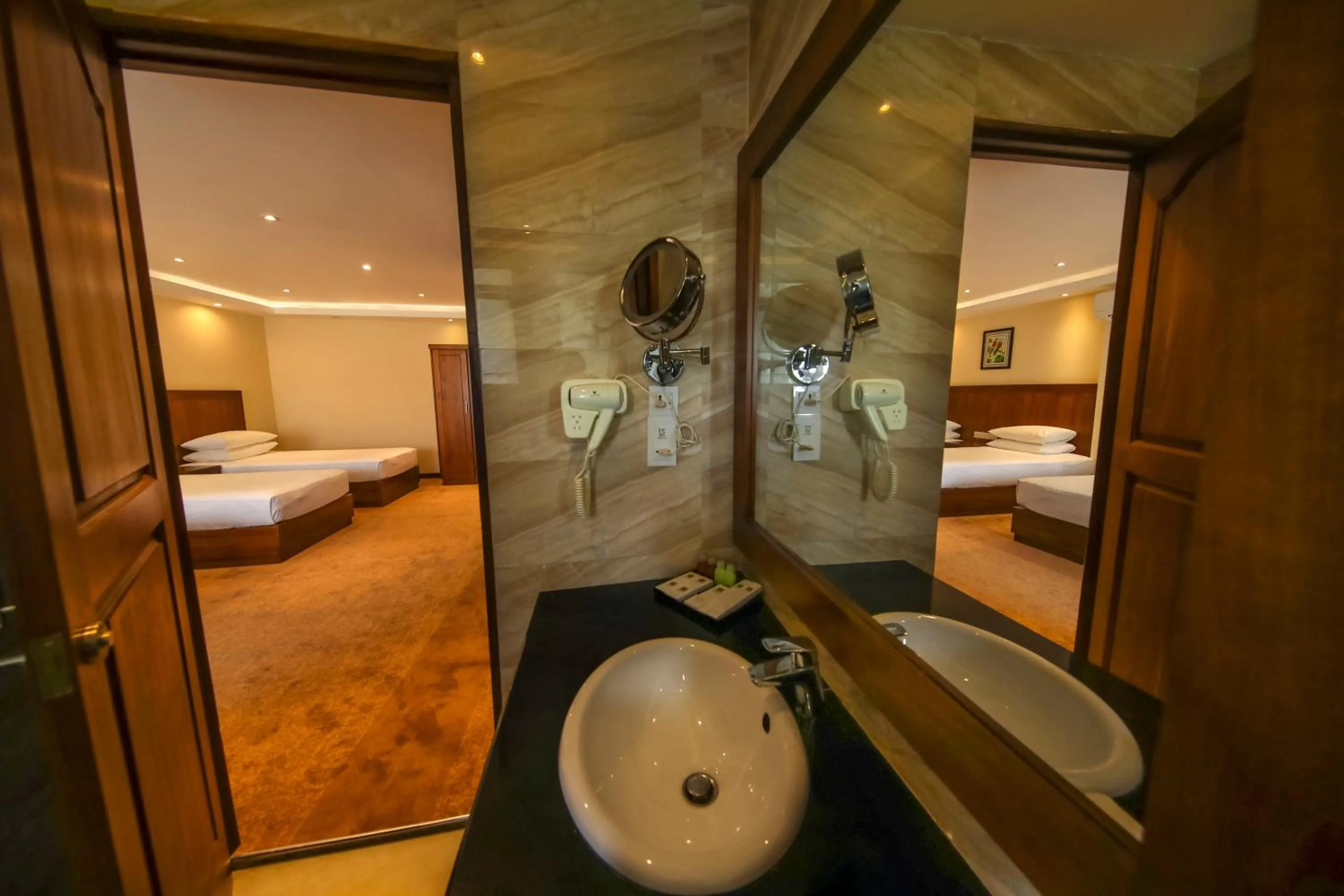 Bathroom, Bed in Serene Kandy