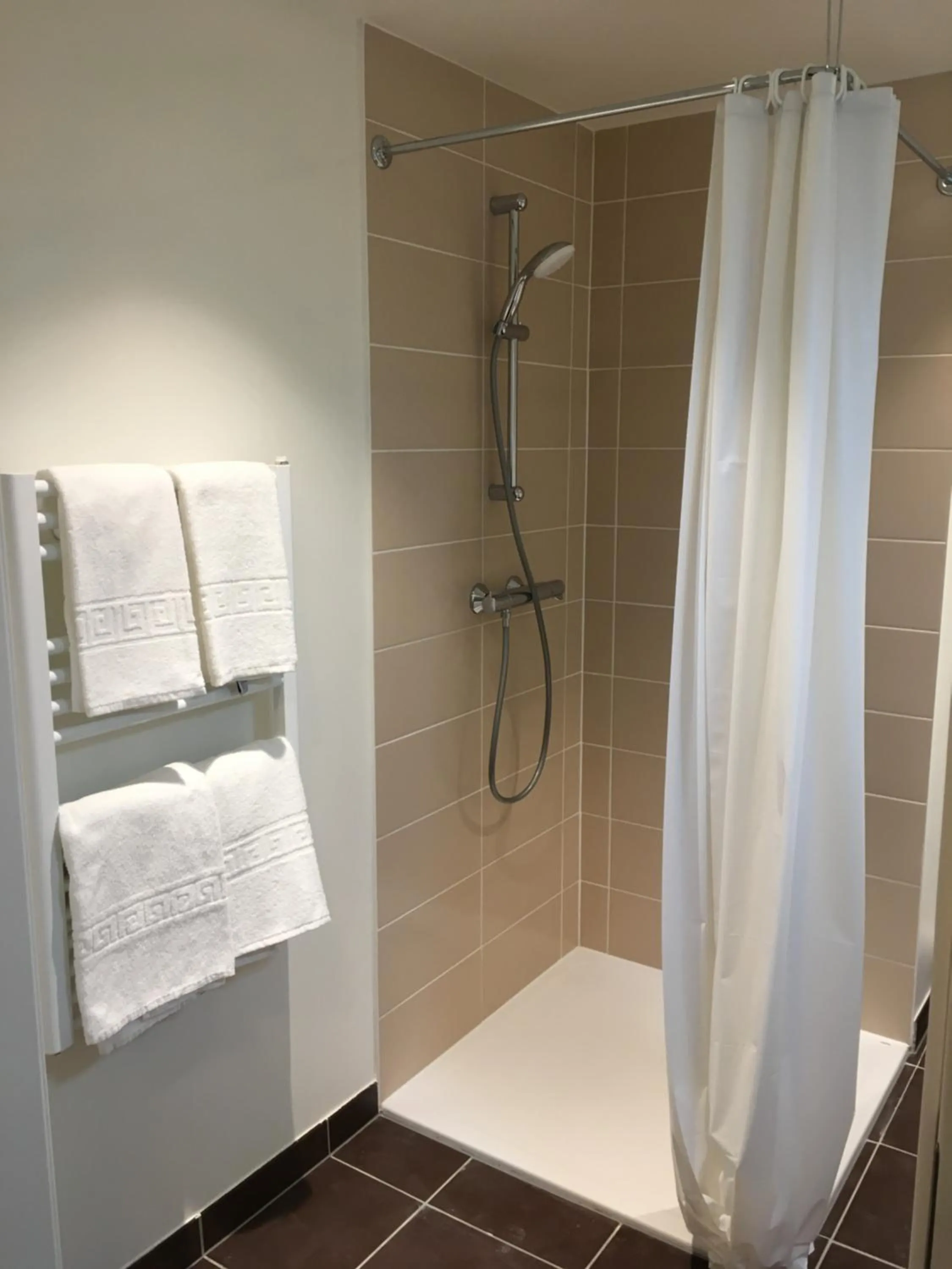 Shower in Kosy Appart'hôtels Art'&Facts