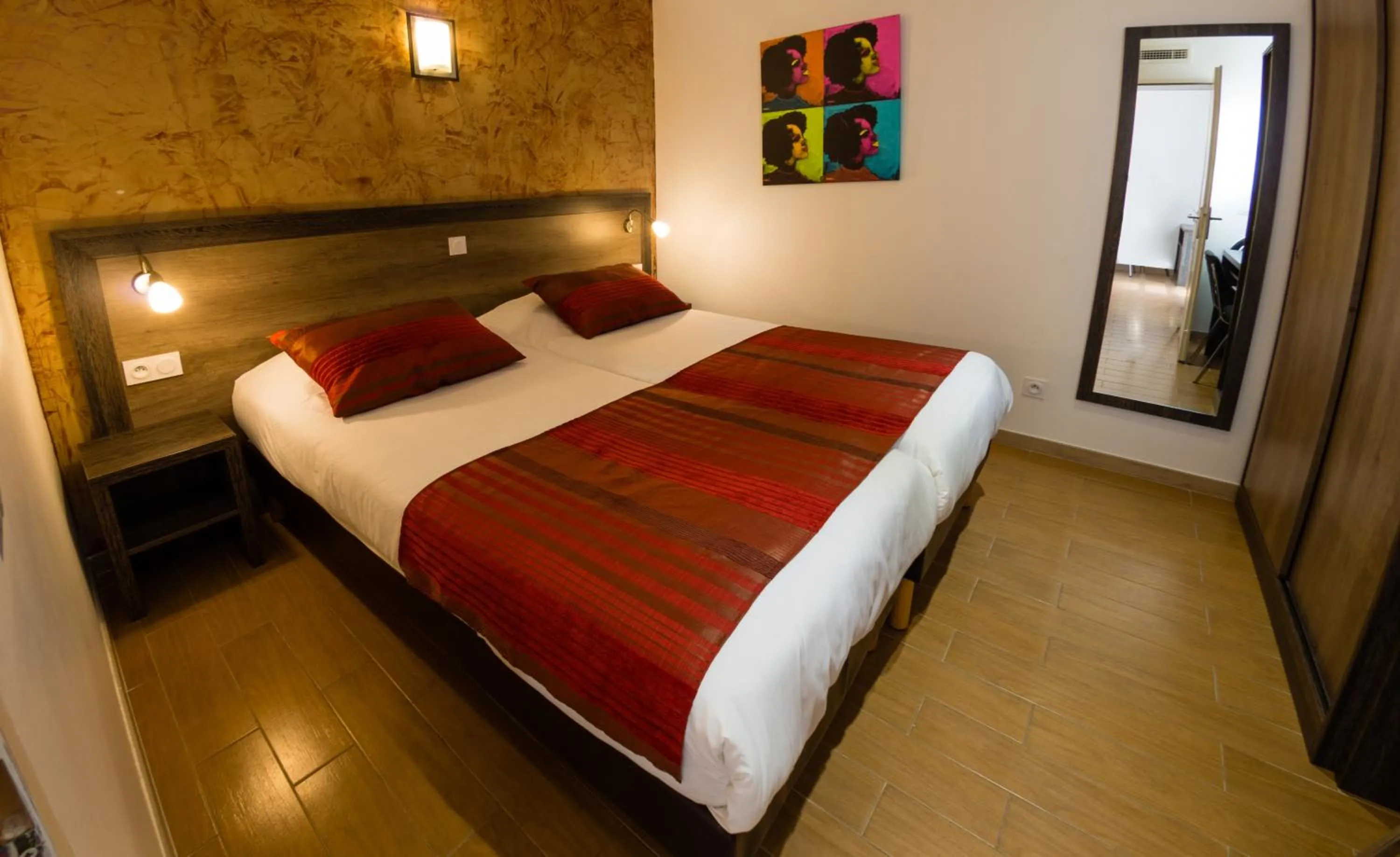 Photo of the whole room, Bed in Allotel