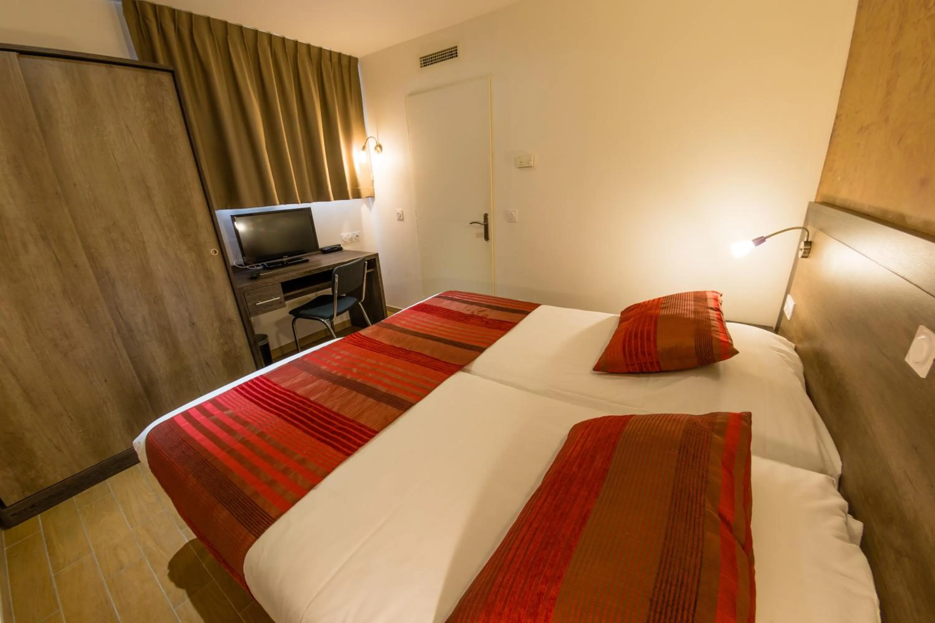 Photo of the whole room, Bed in Allotel