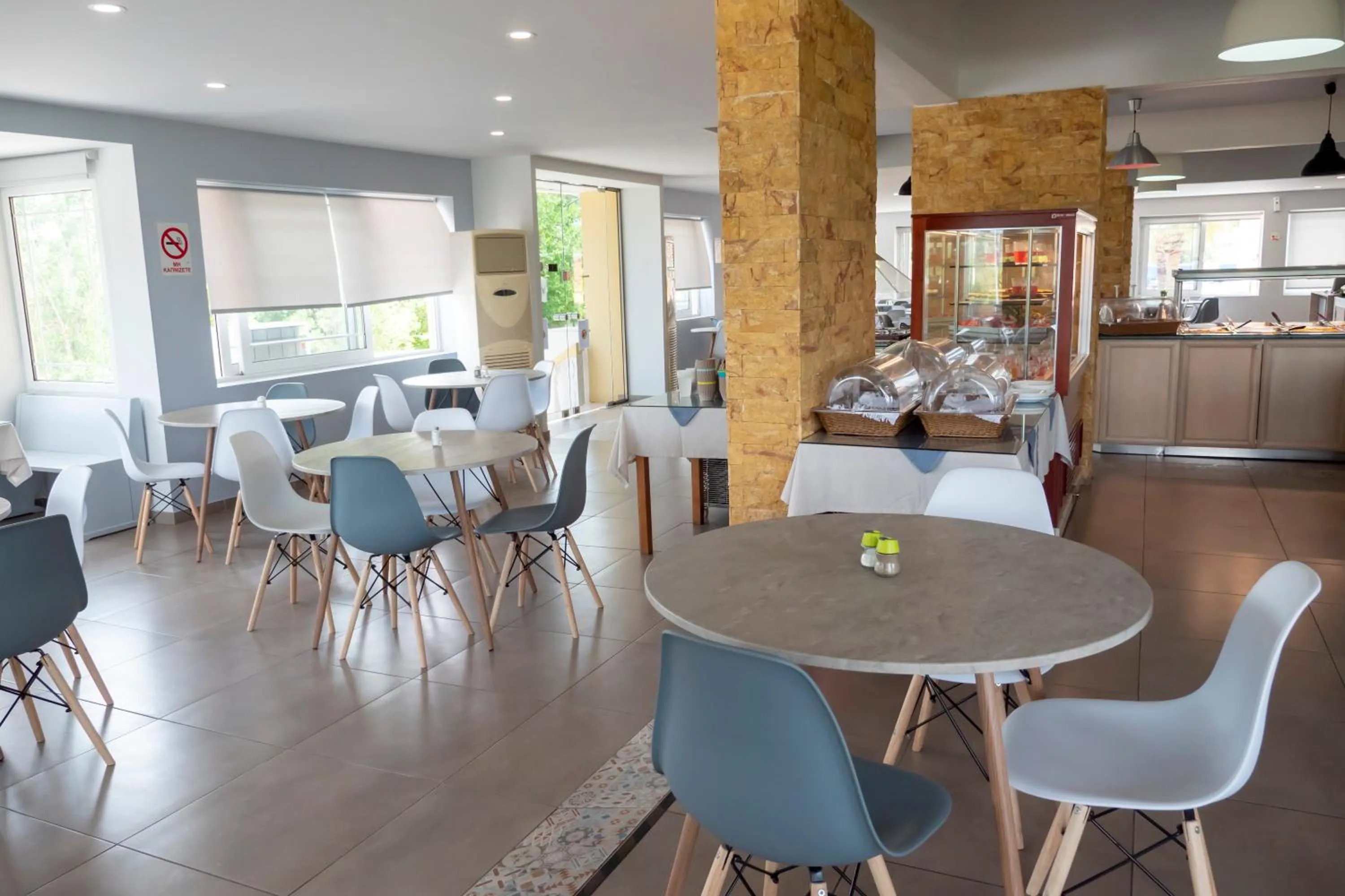 Restaurant/places to eat in Fantasy Hotel