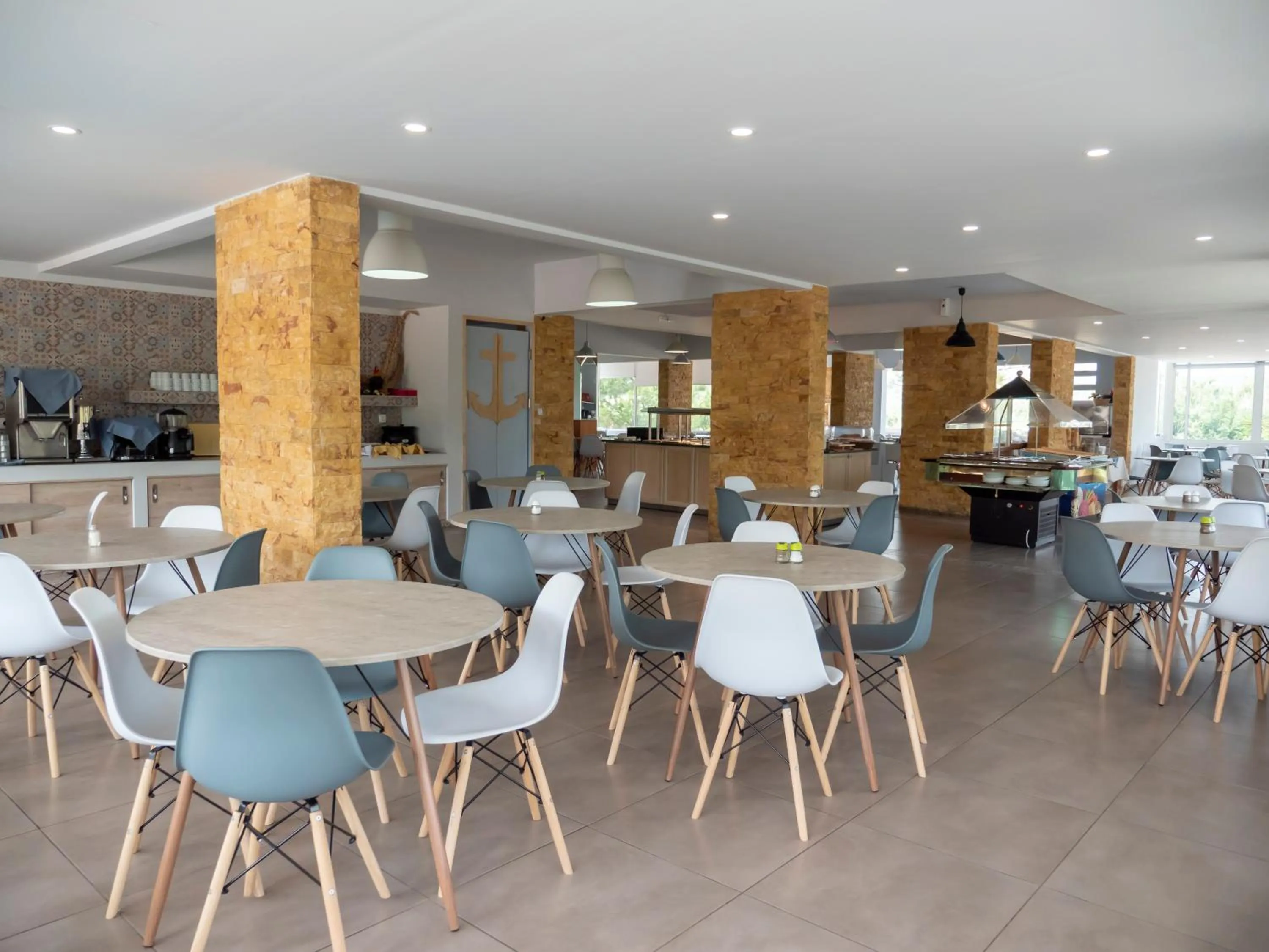 Restaurant/places to eat in Fantasy Hotel