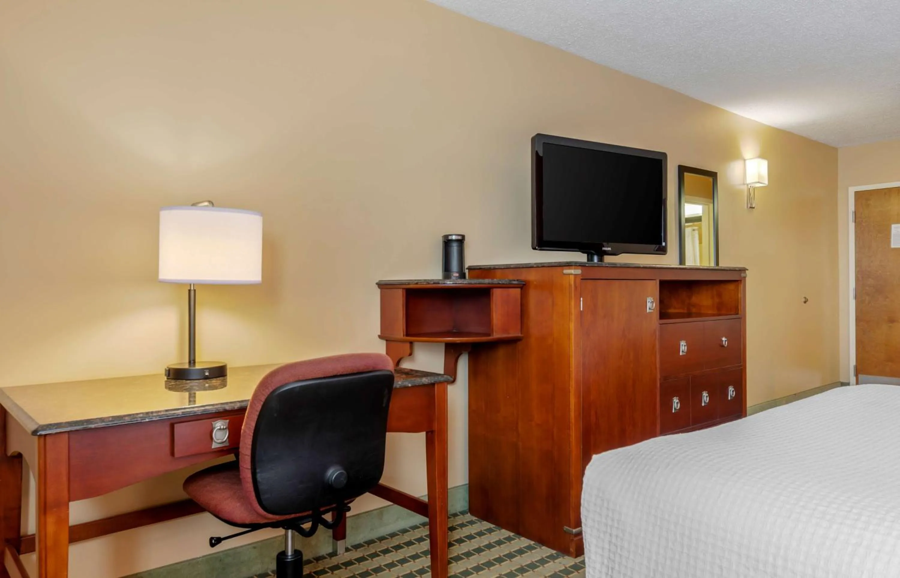 Bedroom, Bed in BEST WESTERN PLUS Inn at Valley View