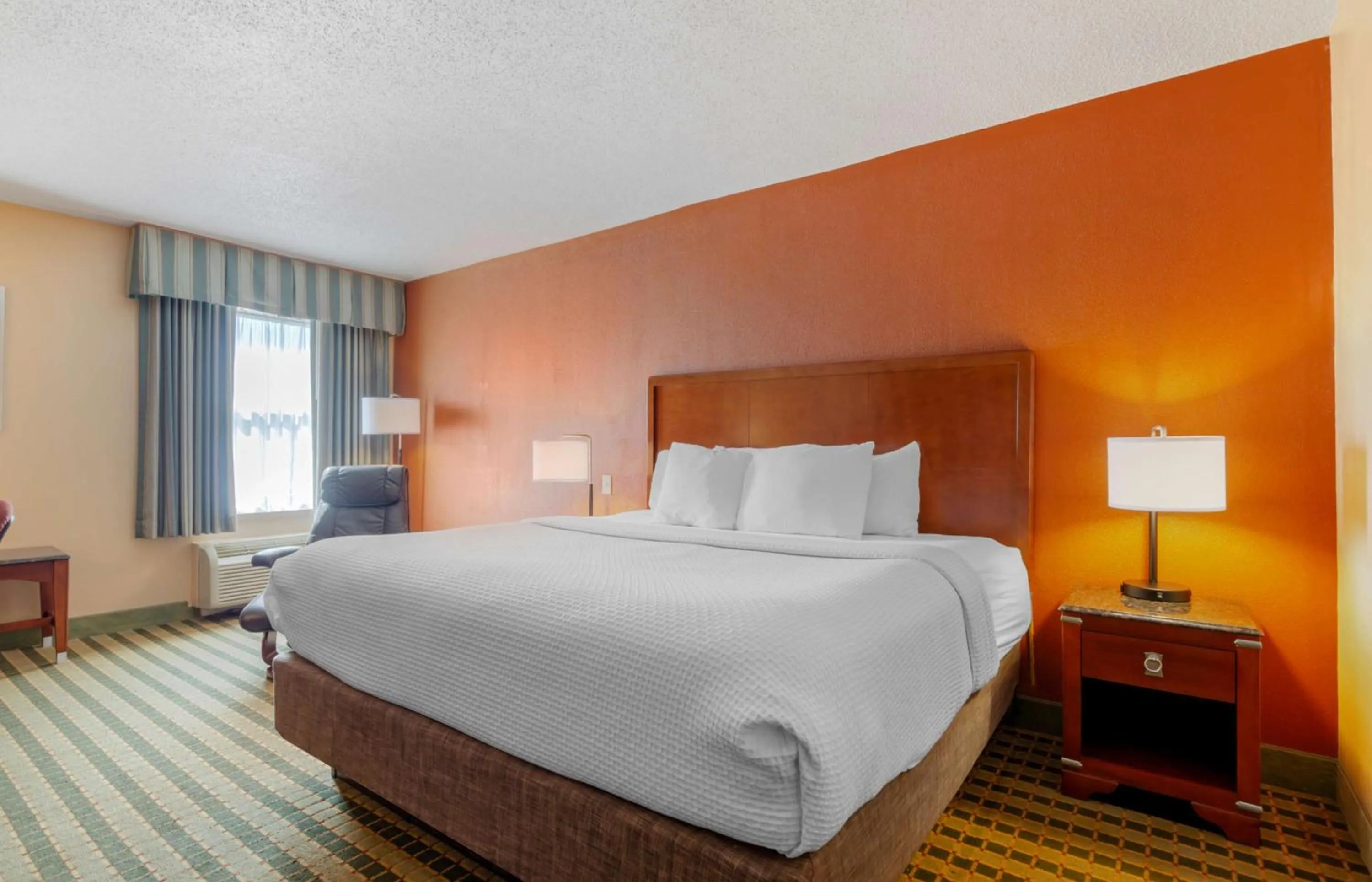 Bedroom, Bed in BEST WESTERN PLUS Inn at Valley View