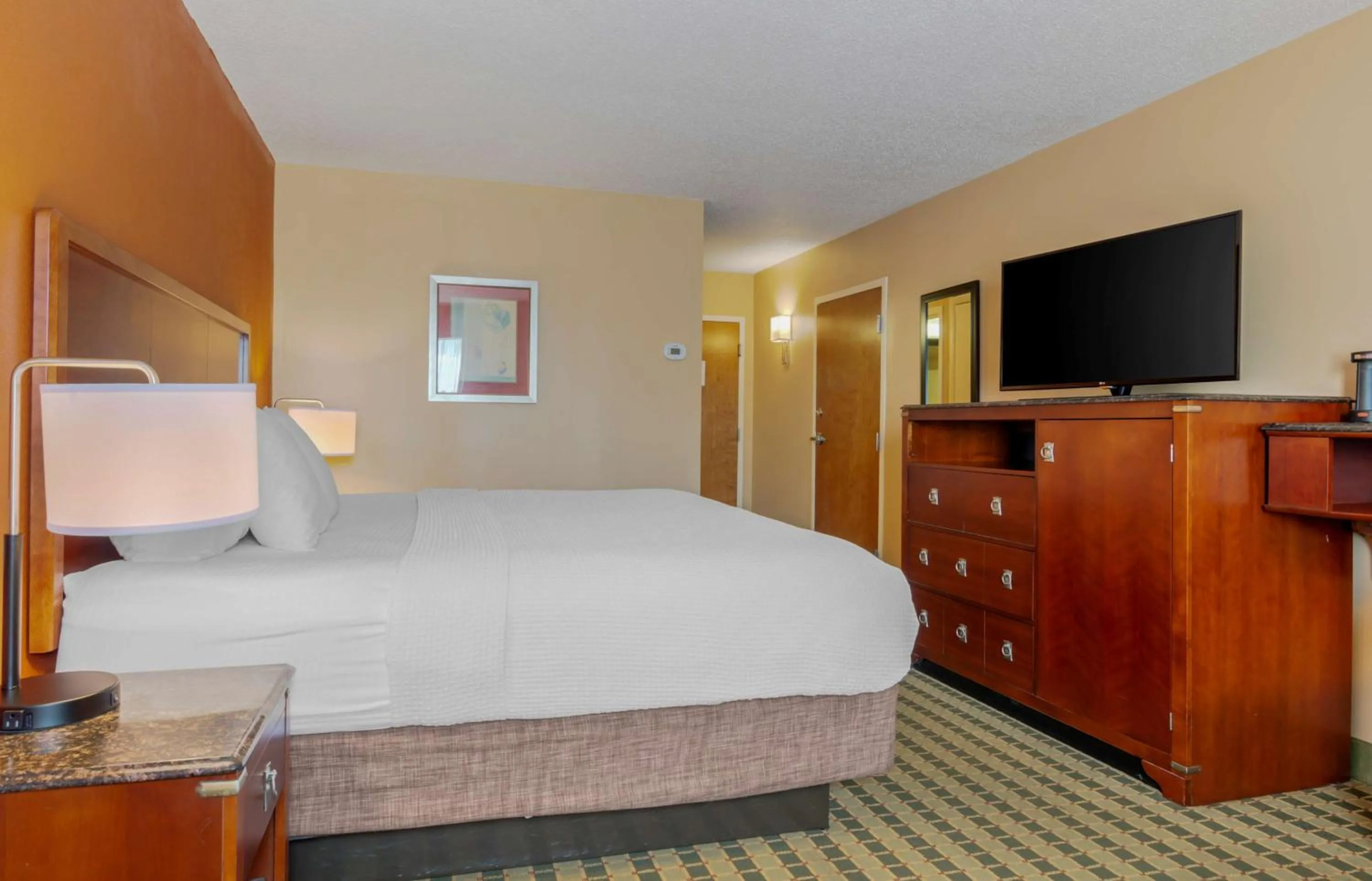 Bedroom, Bed in BEST WESTERN PLUS Inn at Valley View