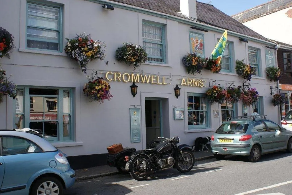 Facade/entrance in The Cromwell Arms Inn