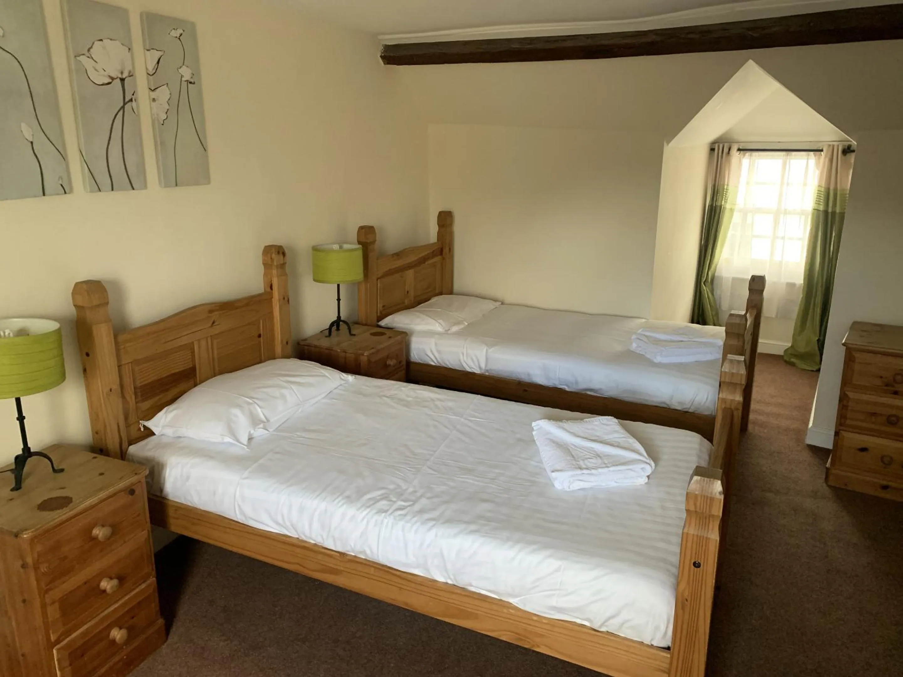 Twin Room with Shower in The Cromwell Arms Inn