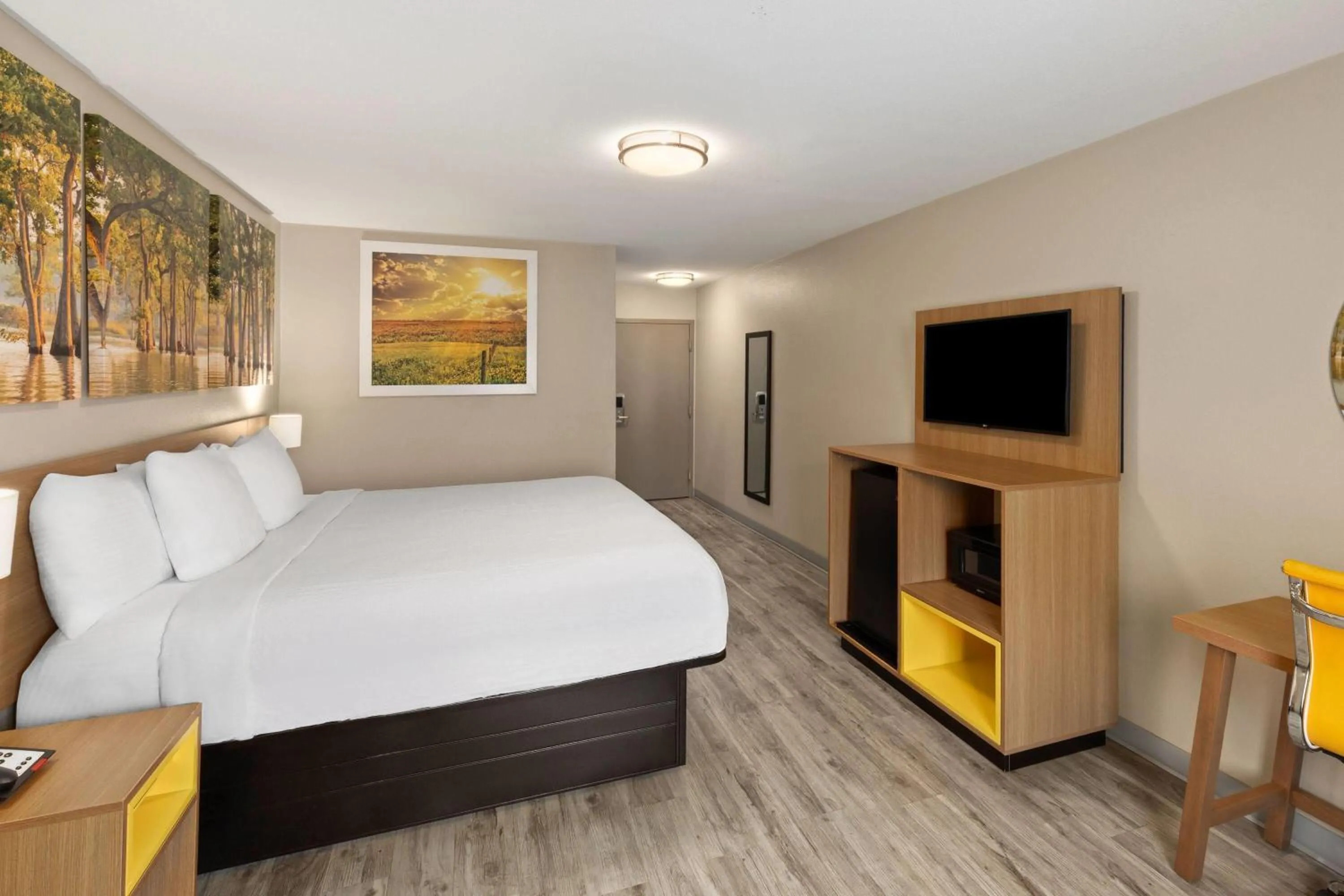 Photo of the whole room, Bed in Days Inn by Wyndham Lincoln