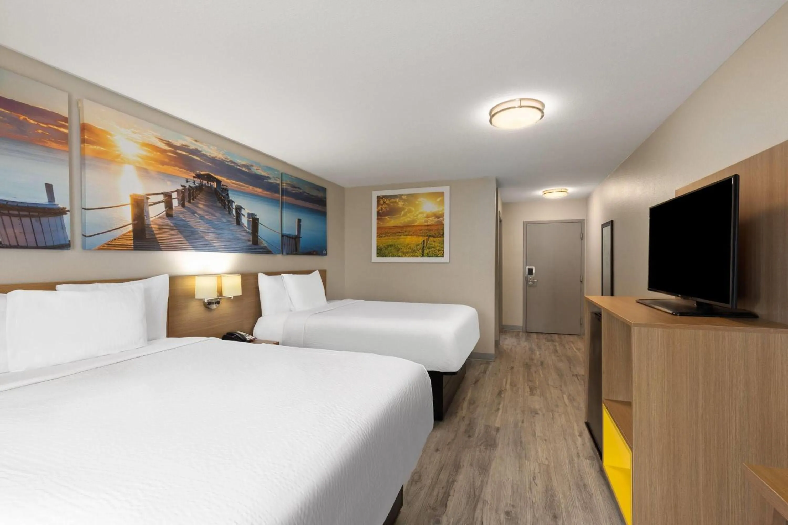 Photo of the whole room, Bed in Days Inn by Wyndham Lincoln