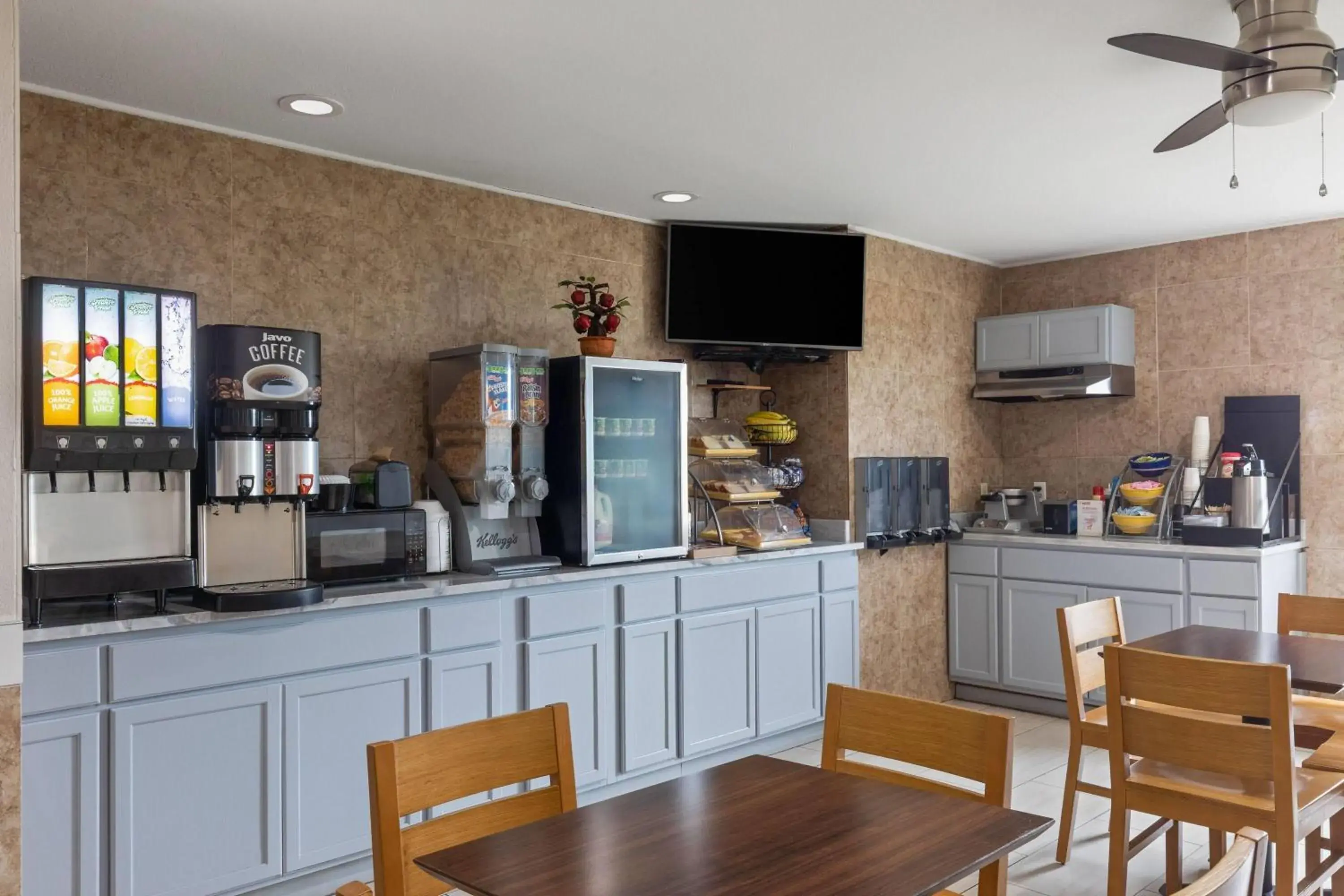 Breakfast in Days Inn by Wyndham Lincoln Breakfast in Days Inn by Wyndham Lincoln