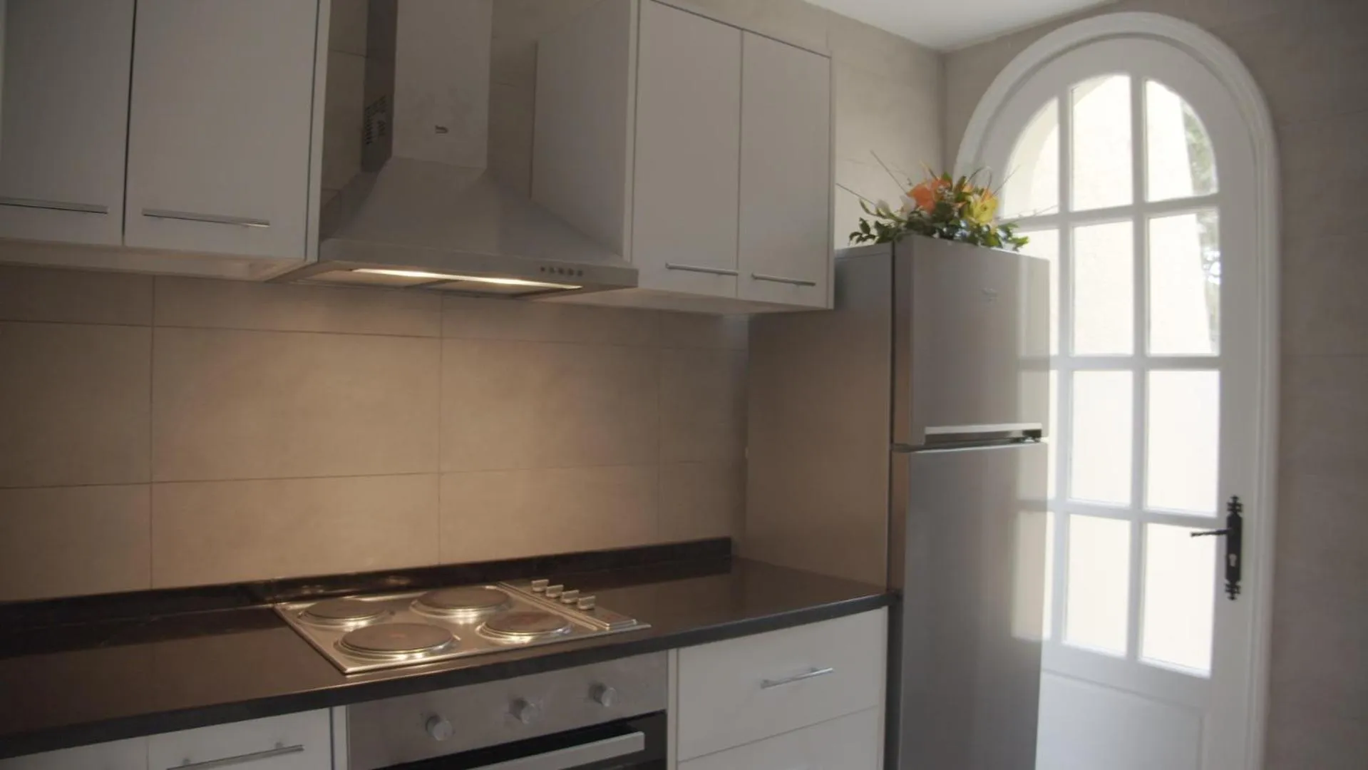 Kitchen or kitchenette in Suites Hôtel Les Charmilles & Spa