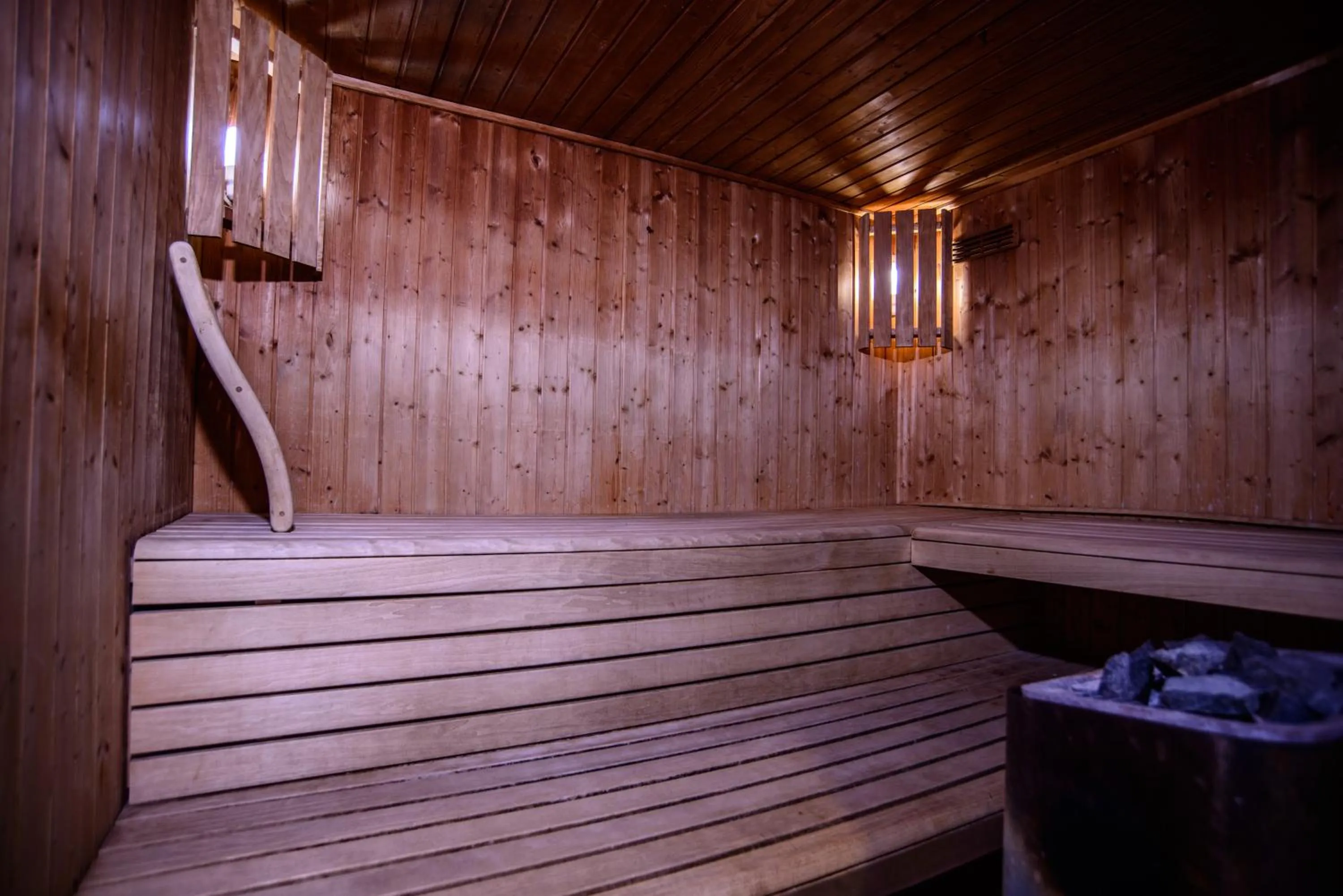 Sauna in Suites Hôtel Les Charmilles & Spa