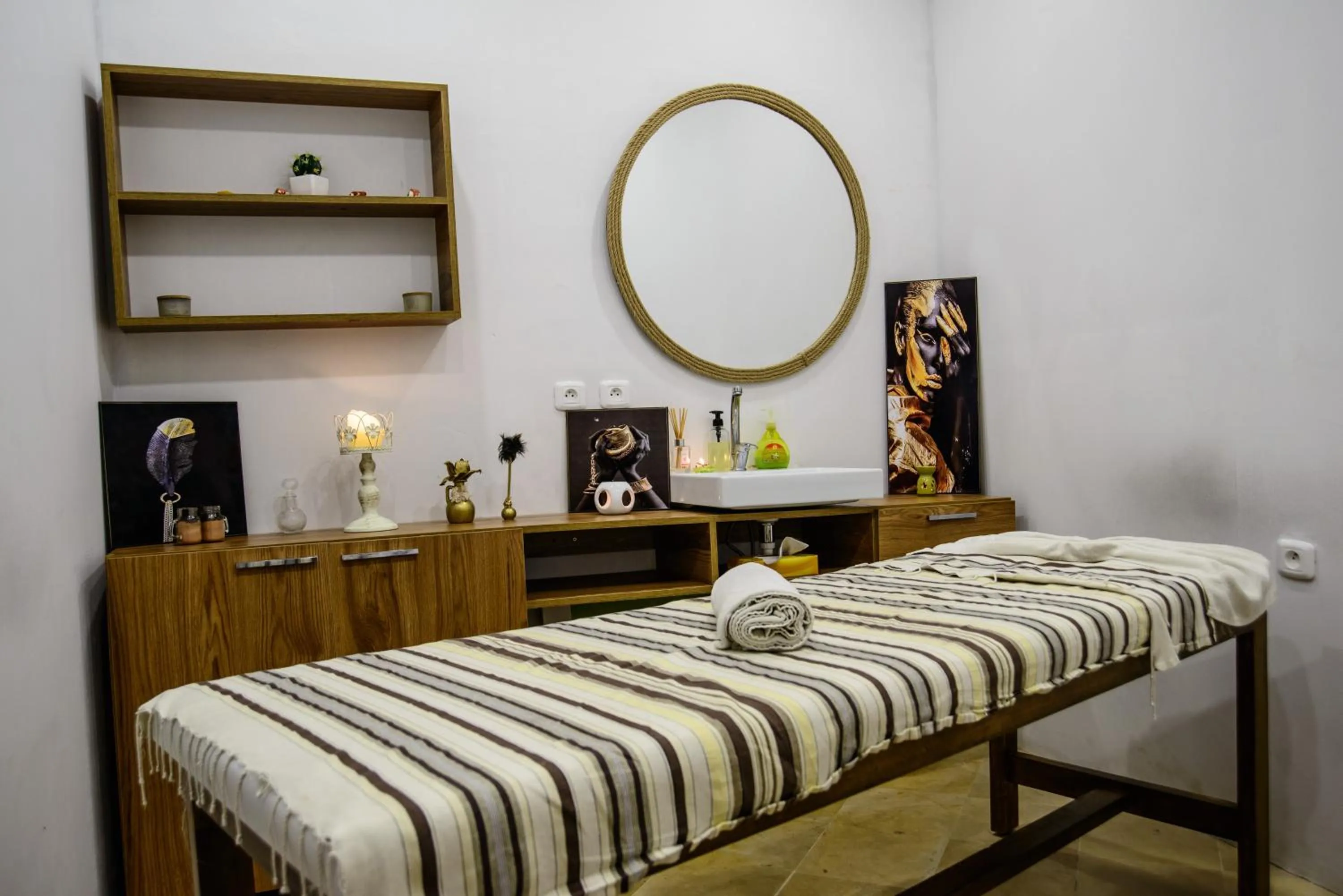 Massage, Bed in Suites Hôtel Les Charmilles & Spa