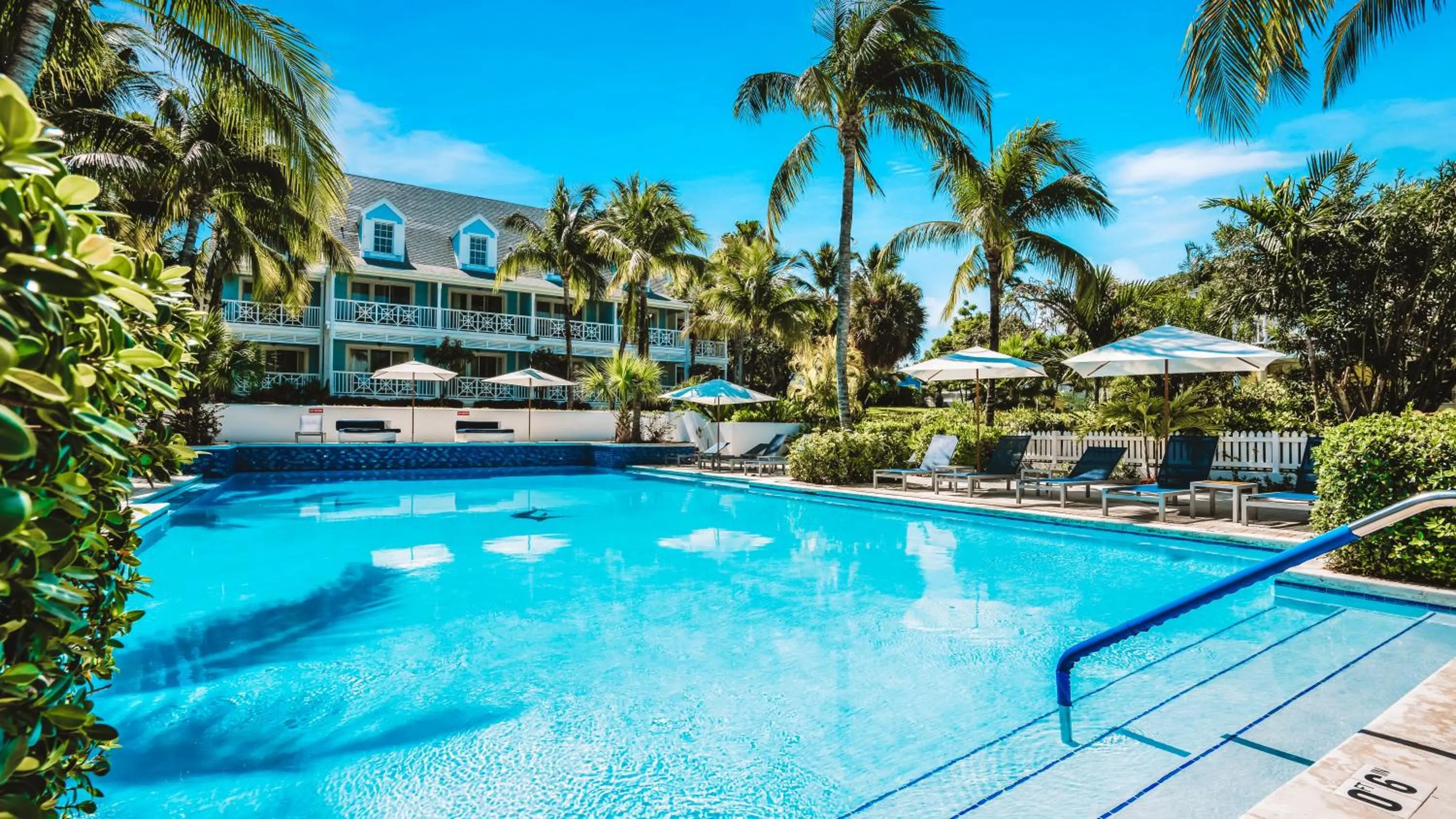 Swimming pool in Valentines Resort & Marina