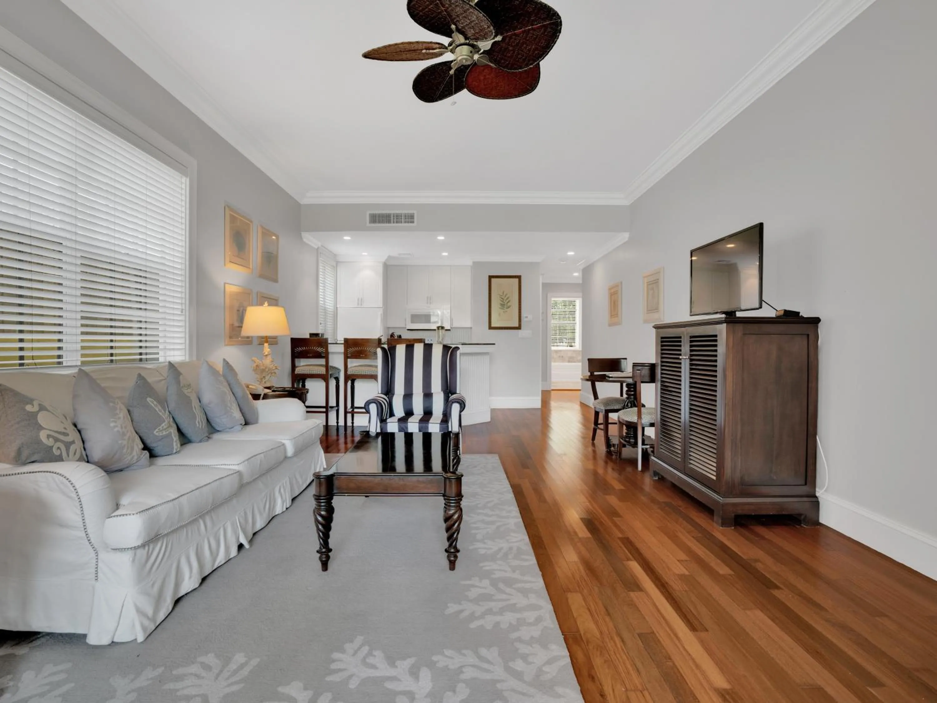 TV and multimedia in Valentines Resort & Marina