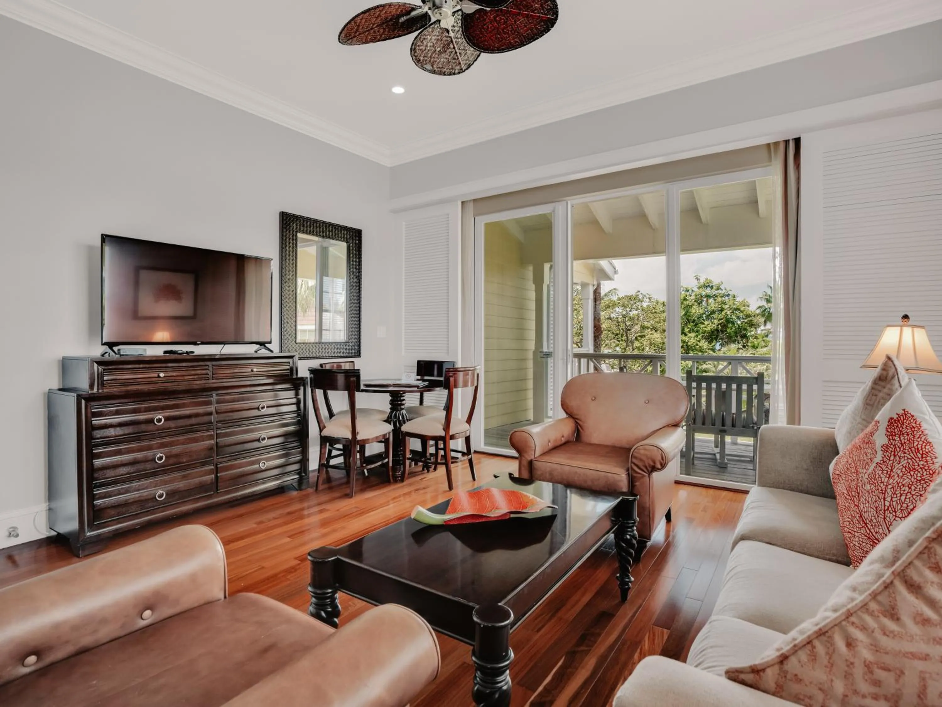 TV and multimedia in Valentines Resort & Marina