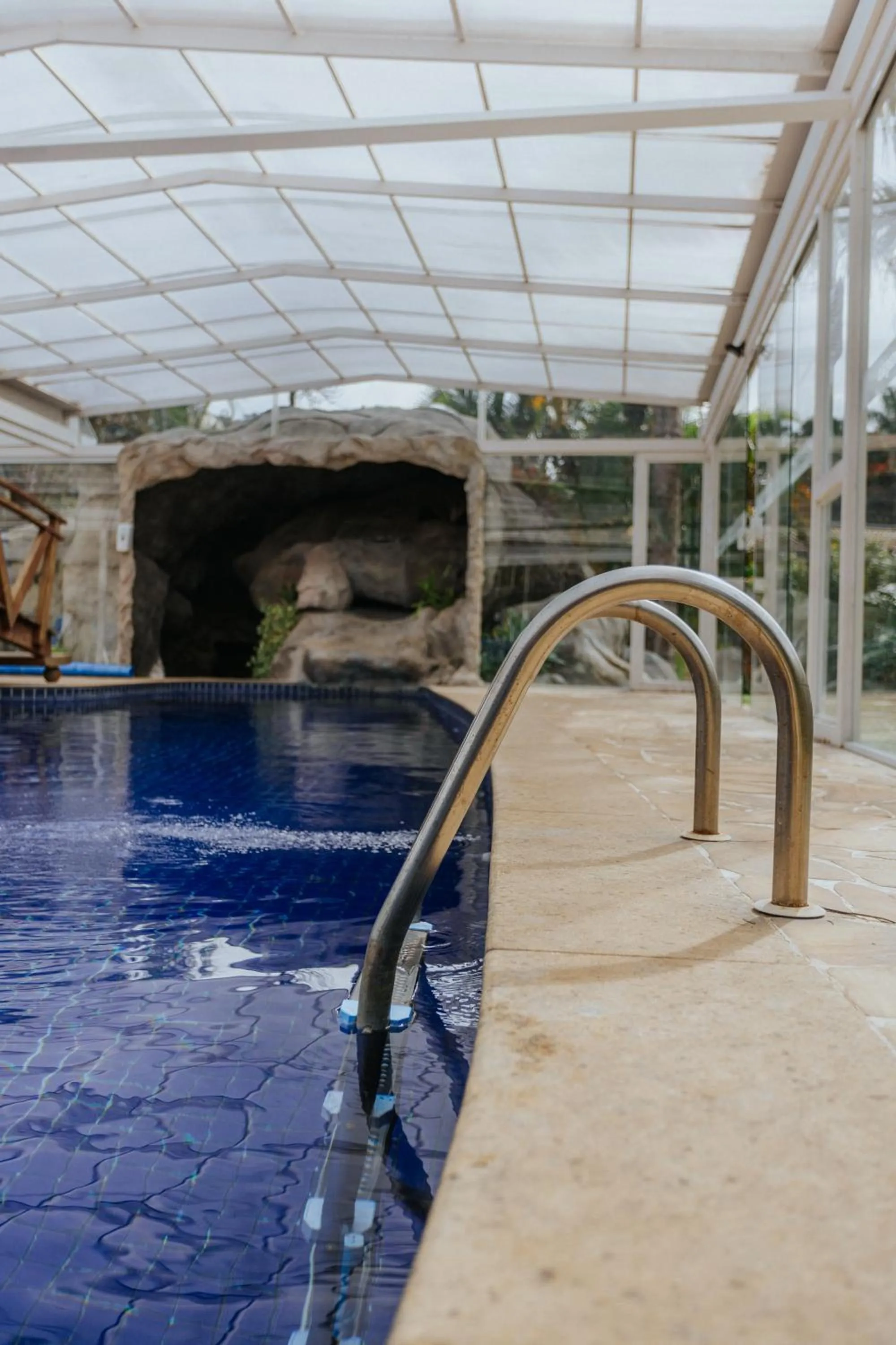 Swimming pool in Pousada Cantagalo