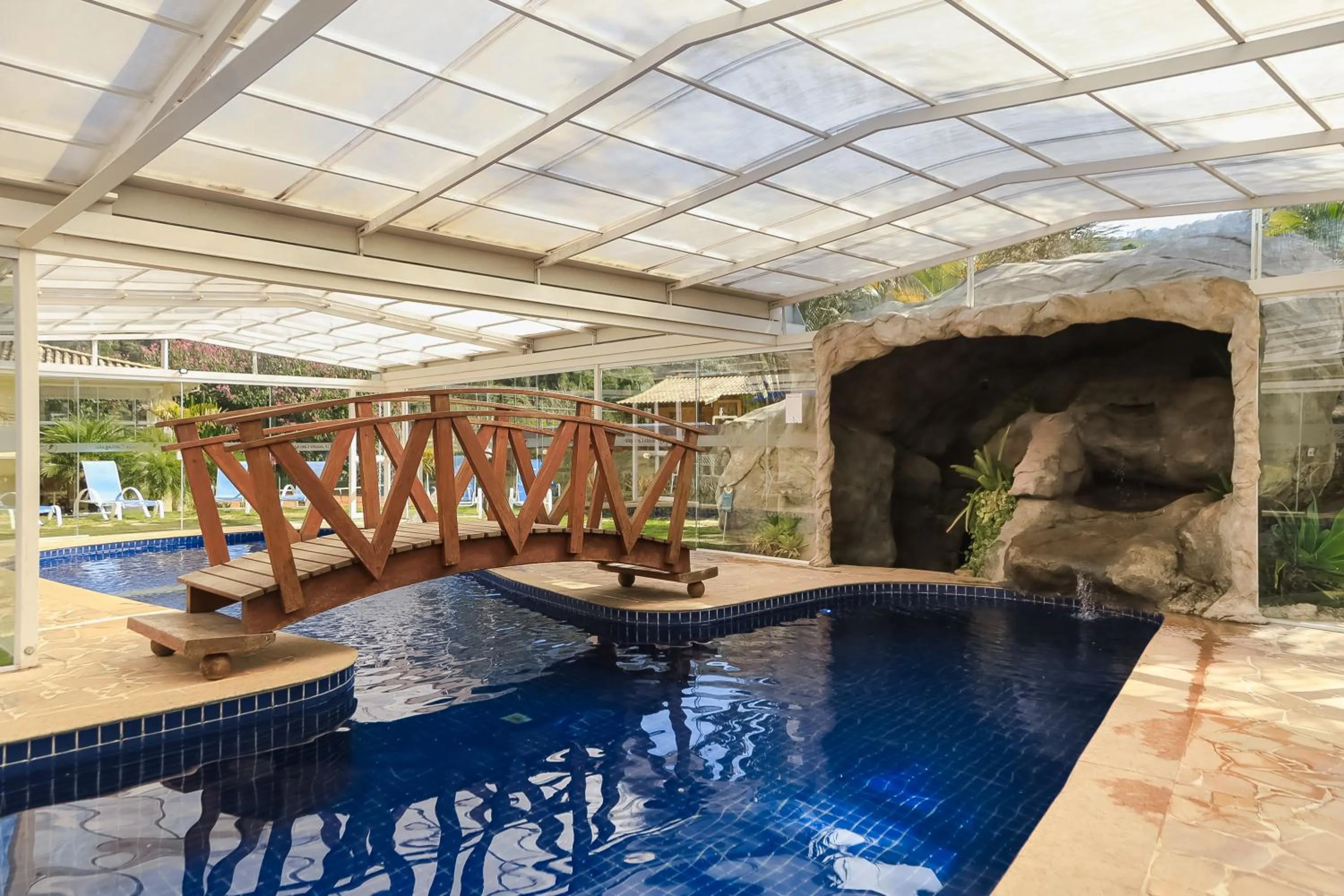 Swimming pool in Pousada Cantagalo