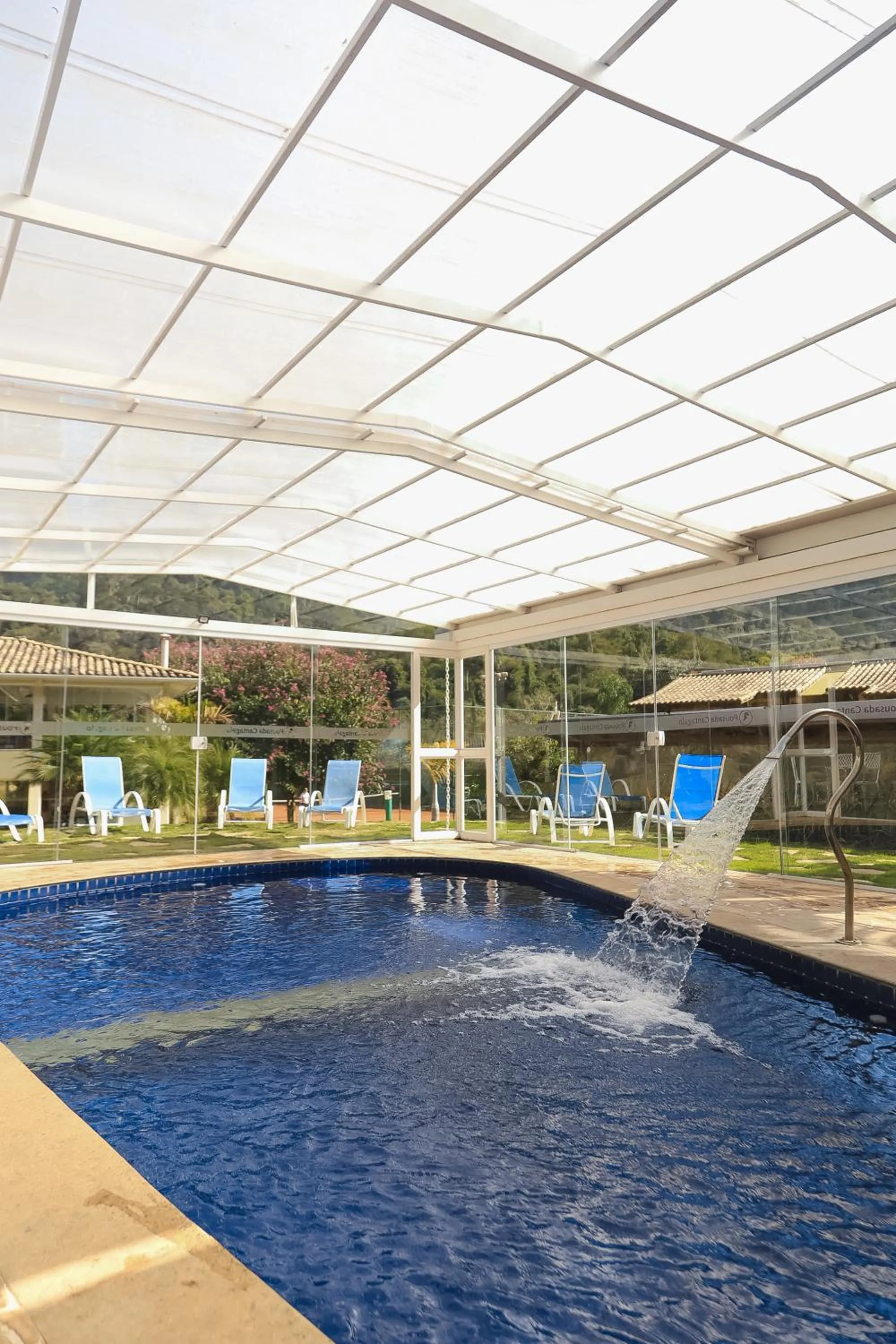 Swimming pool in Pousada Cantagalo