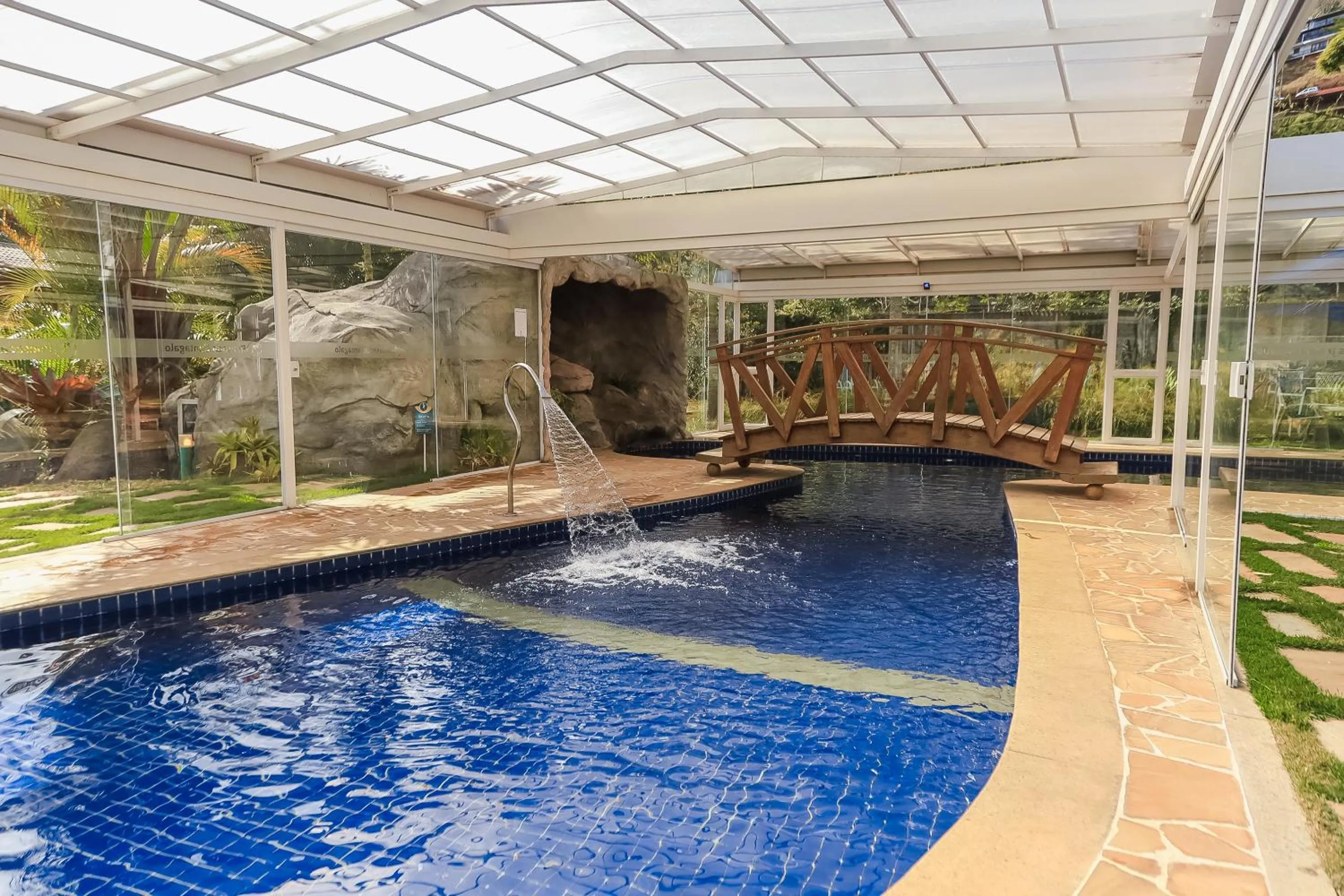 Swimming pool in Pousada Cantagalo