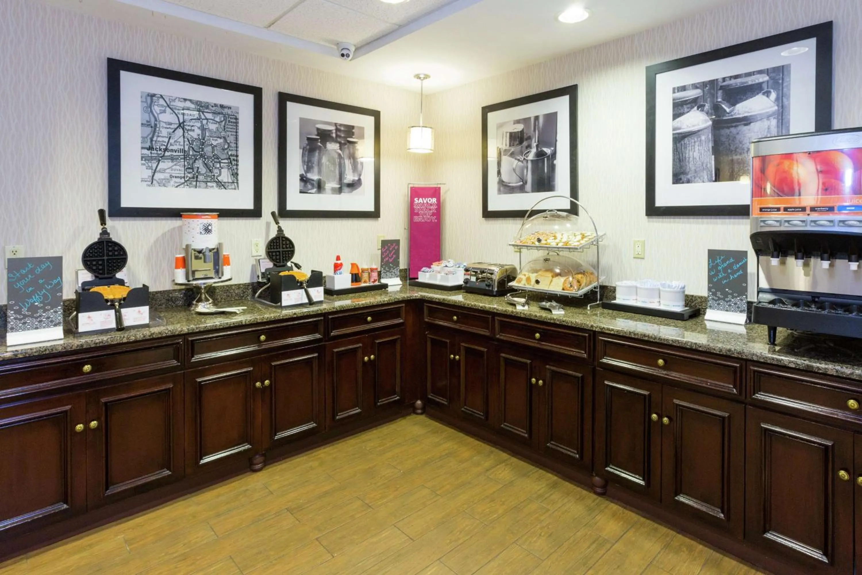 Breakfast in Hampton Inn & Suites Jacksonville-Airport