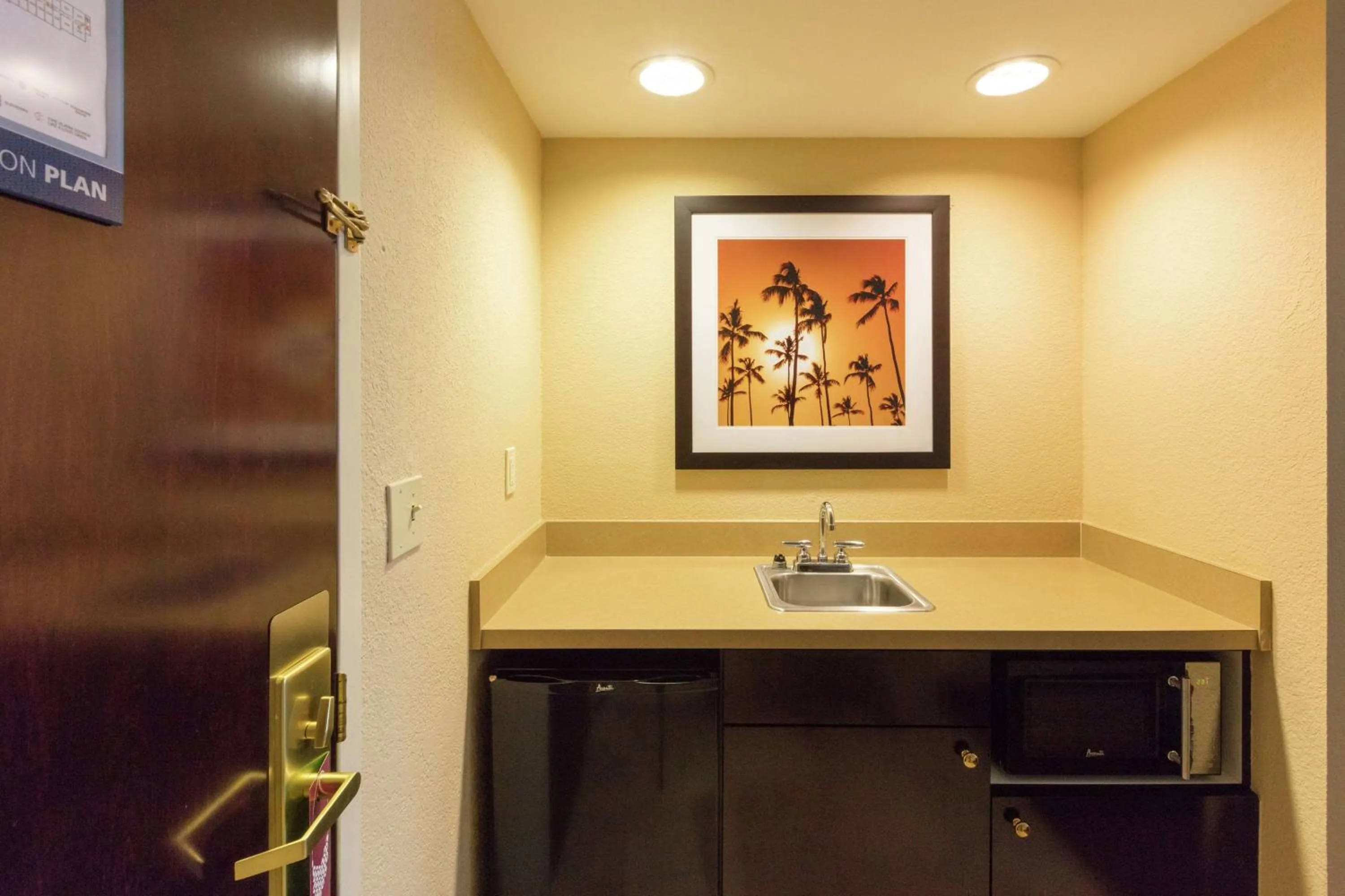 Kitchen or kitchenette in Hampton Inn & Suites Jacksonville-Airport