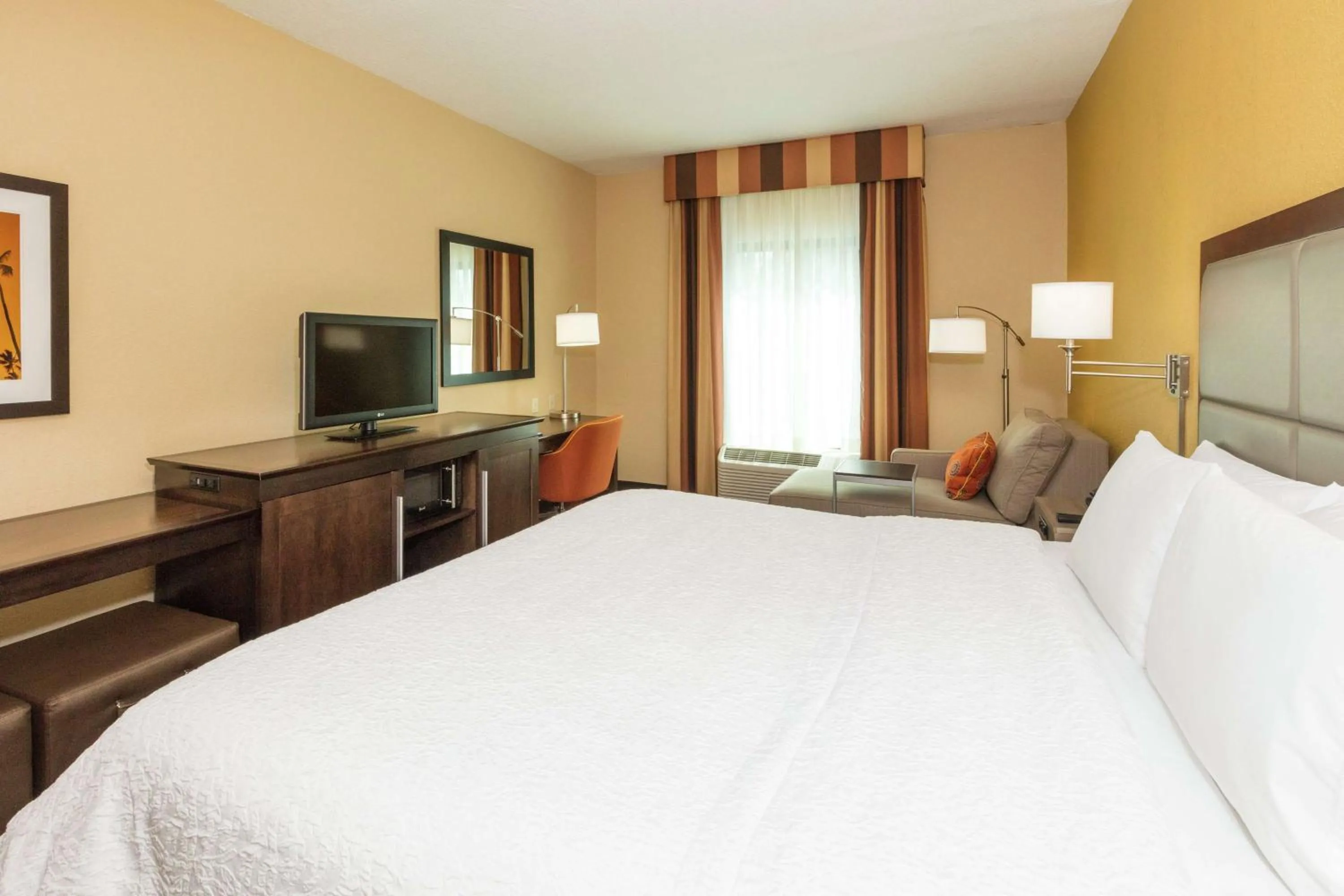 Living room, Bed in Hampton Inn & Suites Jacksonville-Airport