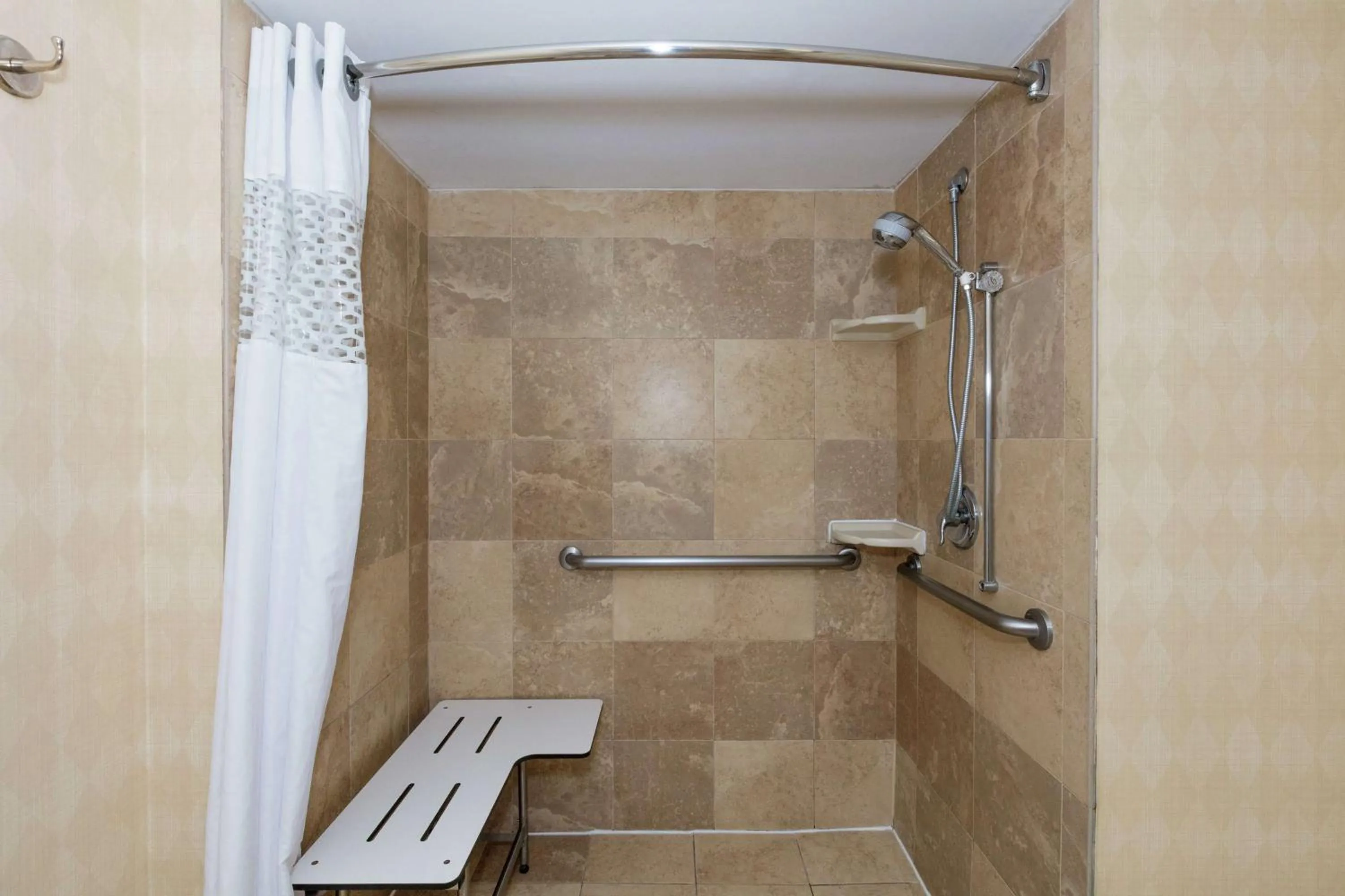 Bathroom in Hampton Inn & Suites Jacksonville-Airport