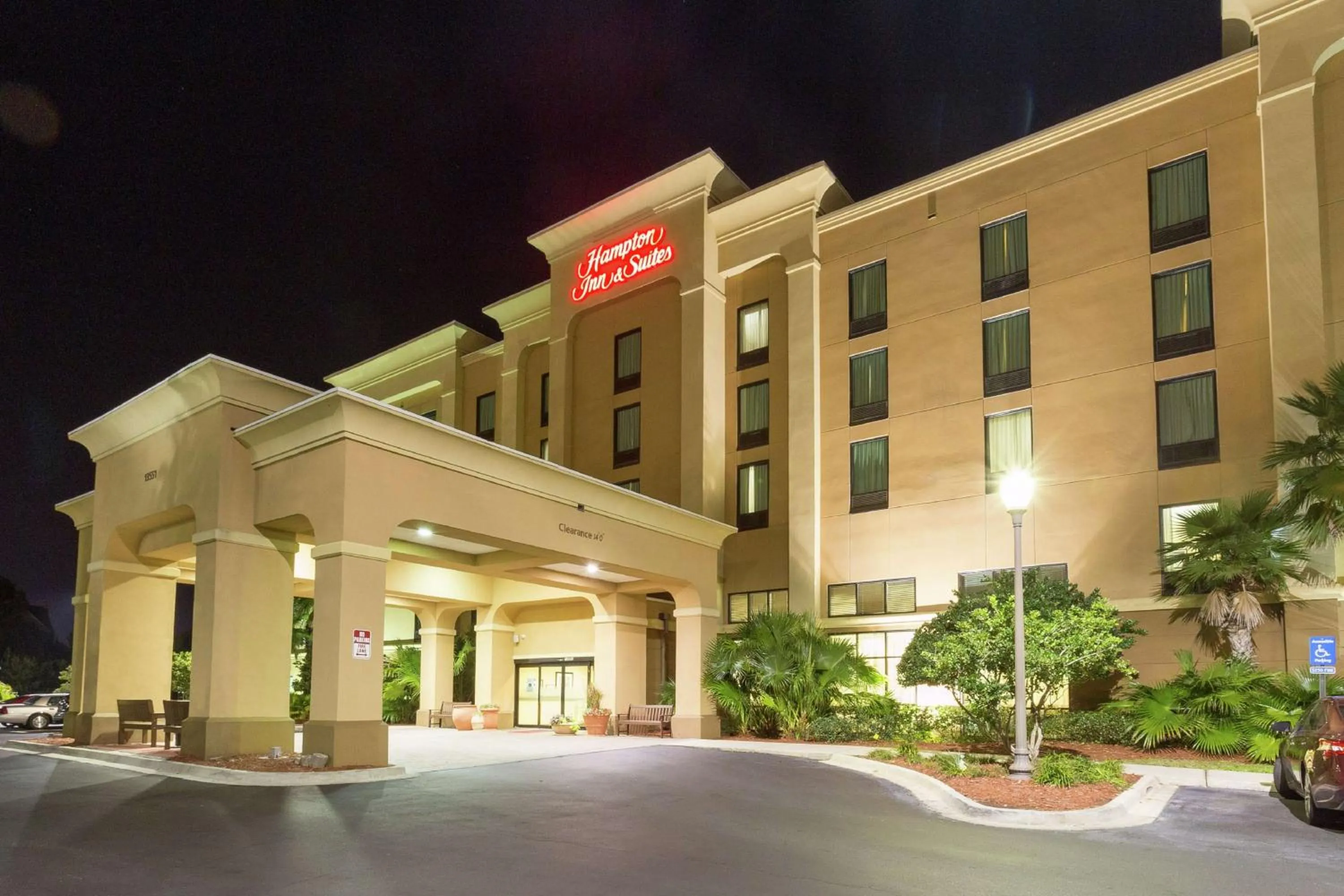Property building in Hampton Inn & Suites Jacksonville-Airport