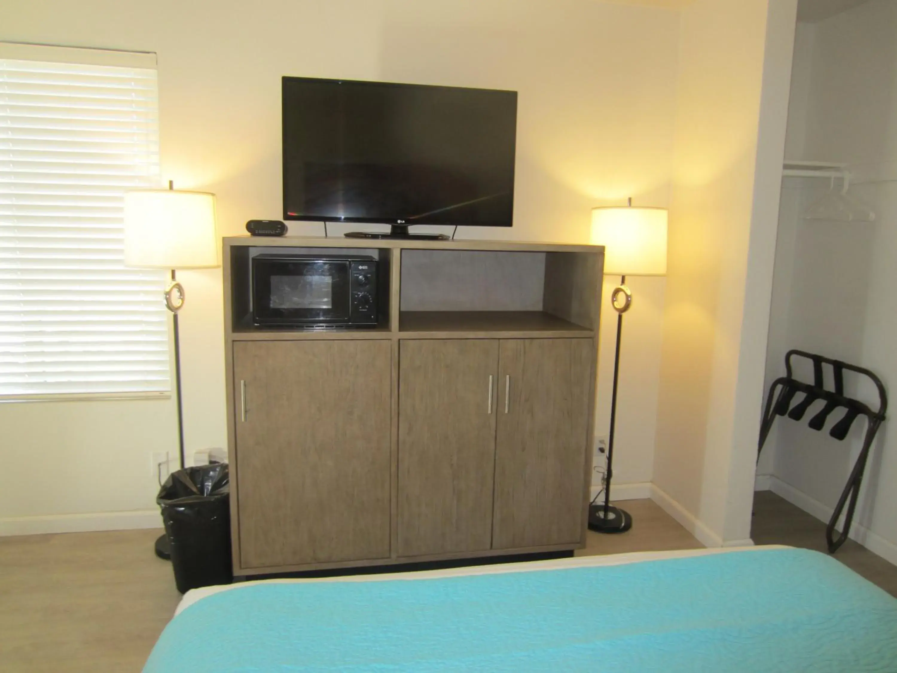 Queen Room with Two Queen Beds in Carousel Beach Inn Queen Room with Two Queen Beds in Carousel Beach Inn