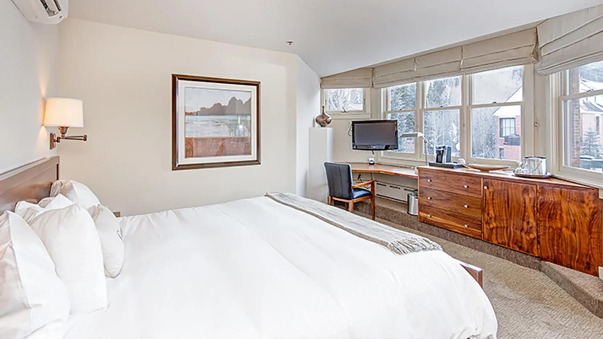 TV and multimedia in Hotel Columbia