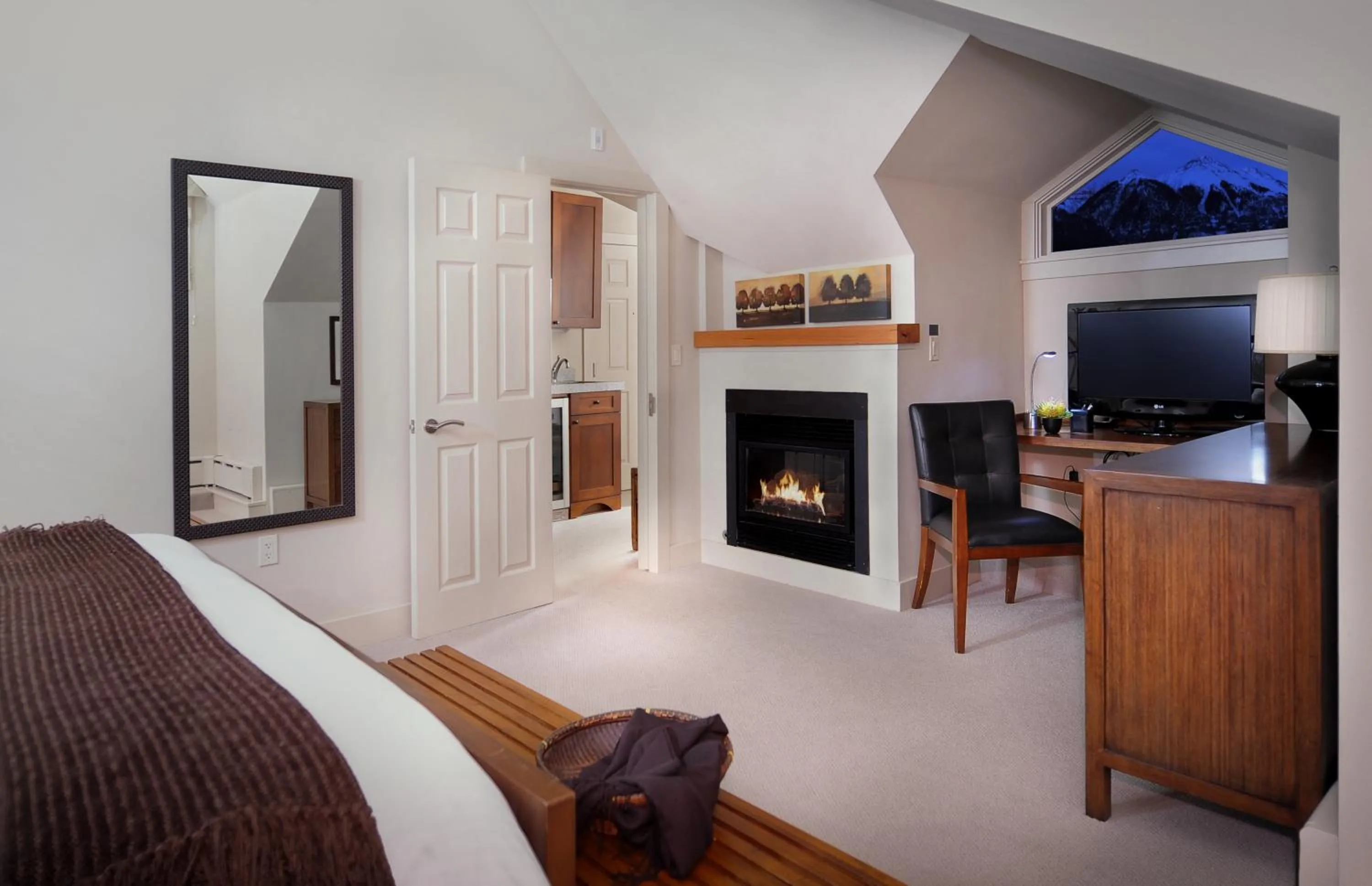 Photo of the whole room in Hotel Columbia