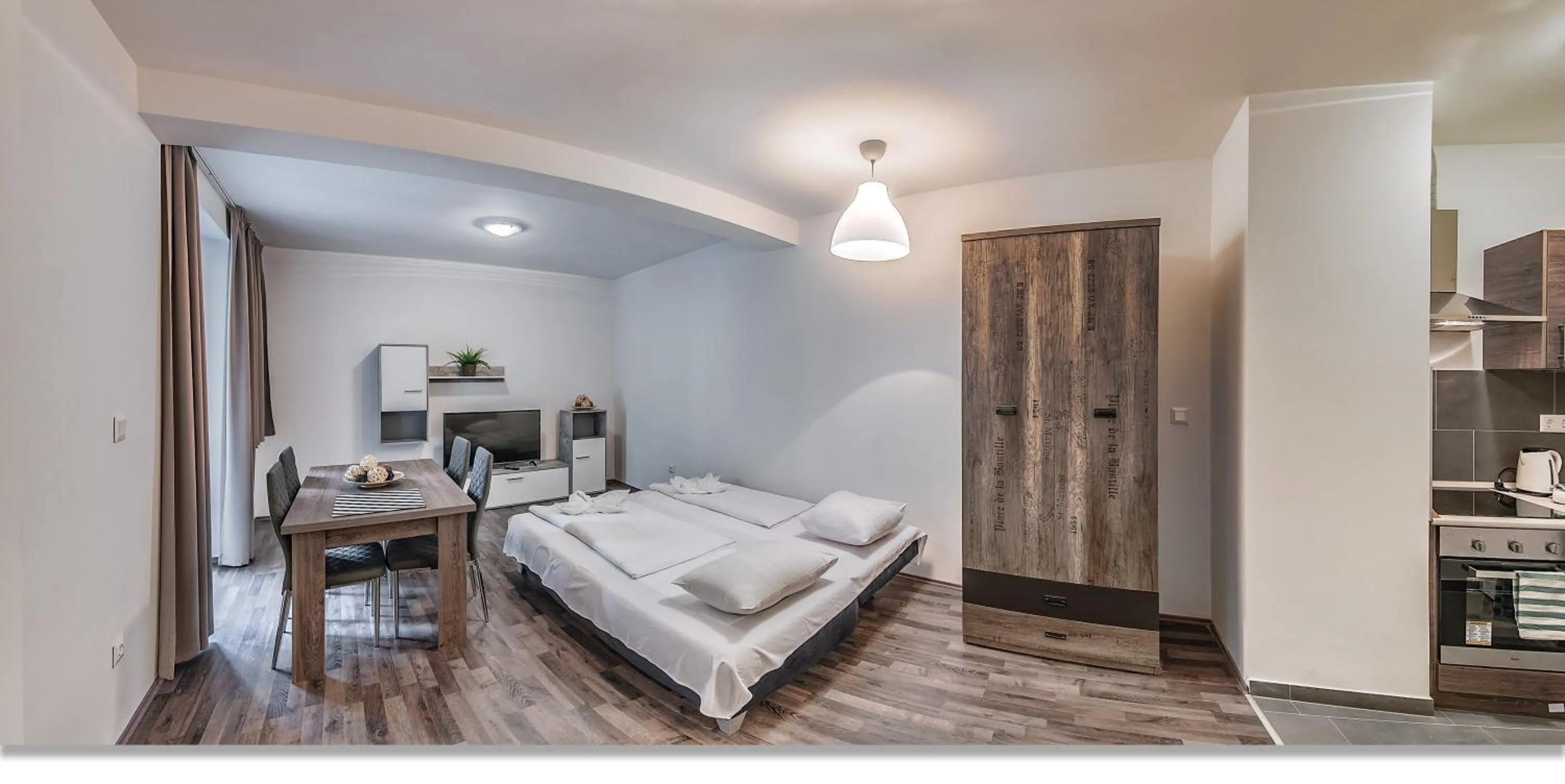 TV and multimedia, Bed in Nova City Apartments